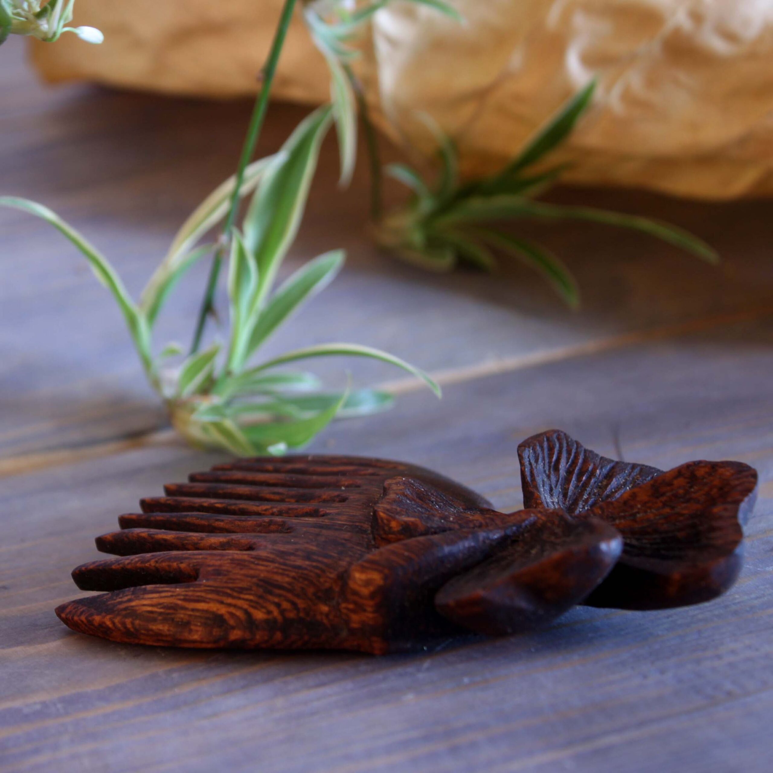 Handgeschnitzter Kleekamm aus Holz – Natürlich & elegant
