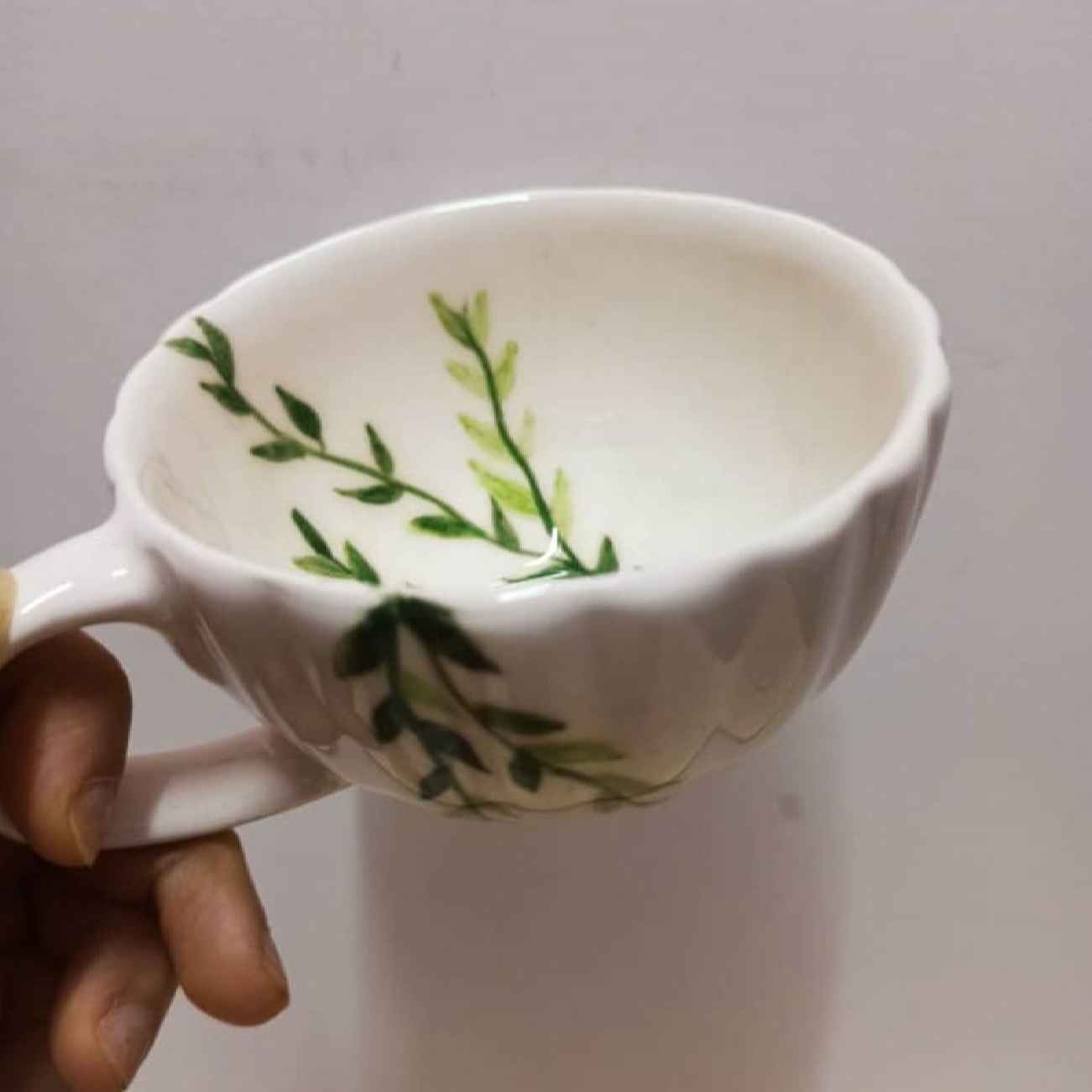 Handbemalte Keramik-Latte-Tasse mit zartem grünen Blattmuster