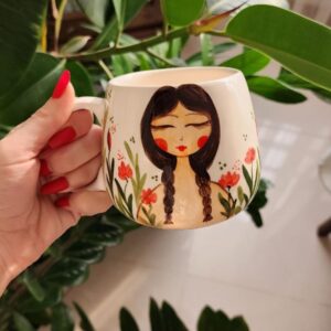 Handbemalte Keramik-Tasse mit einzigartigem Mädchen-Porträt-Muster