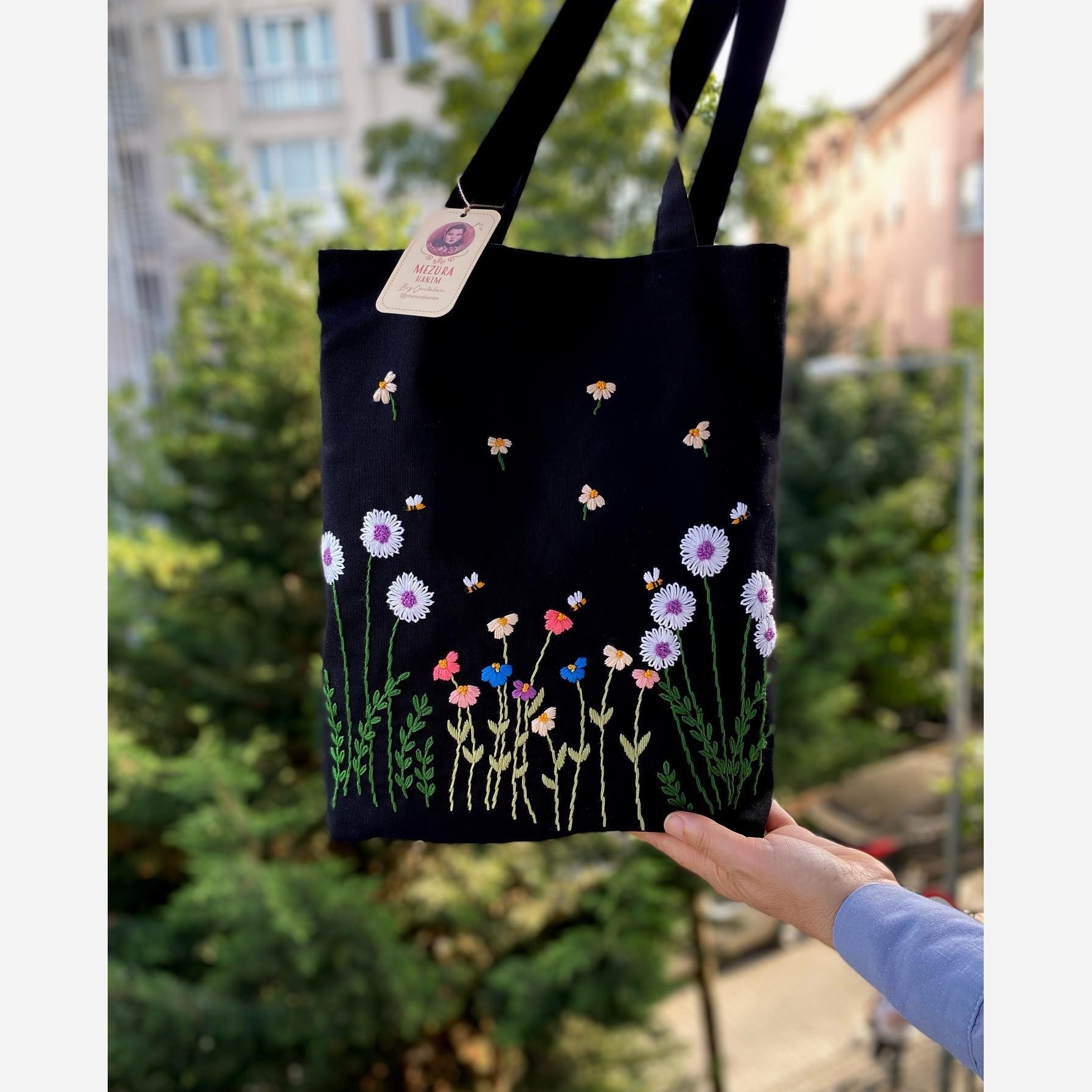 Handgefertigte bestickte Tote Bag – Schwarze Leinwand mit Blumenmuster