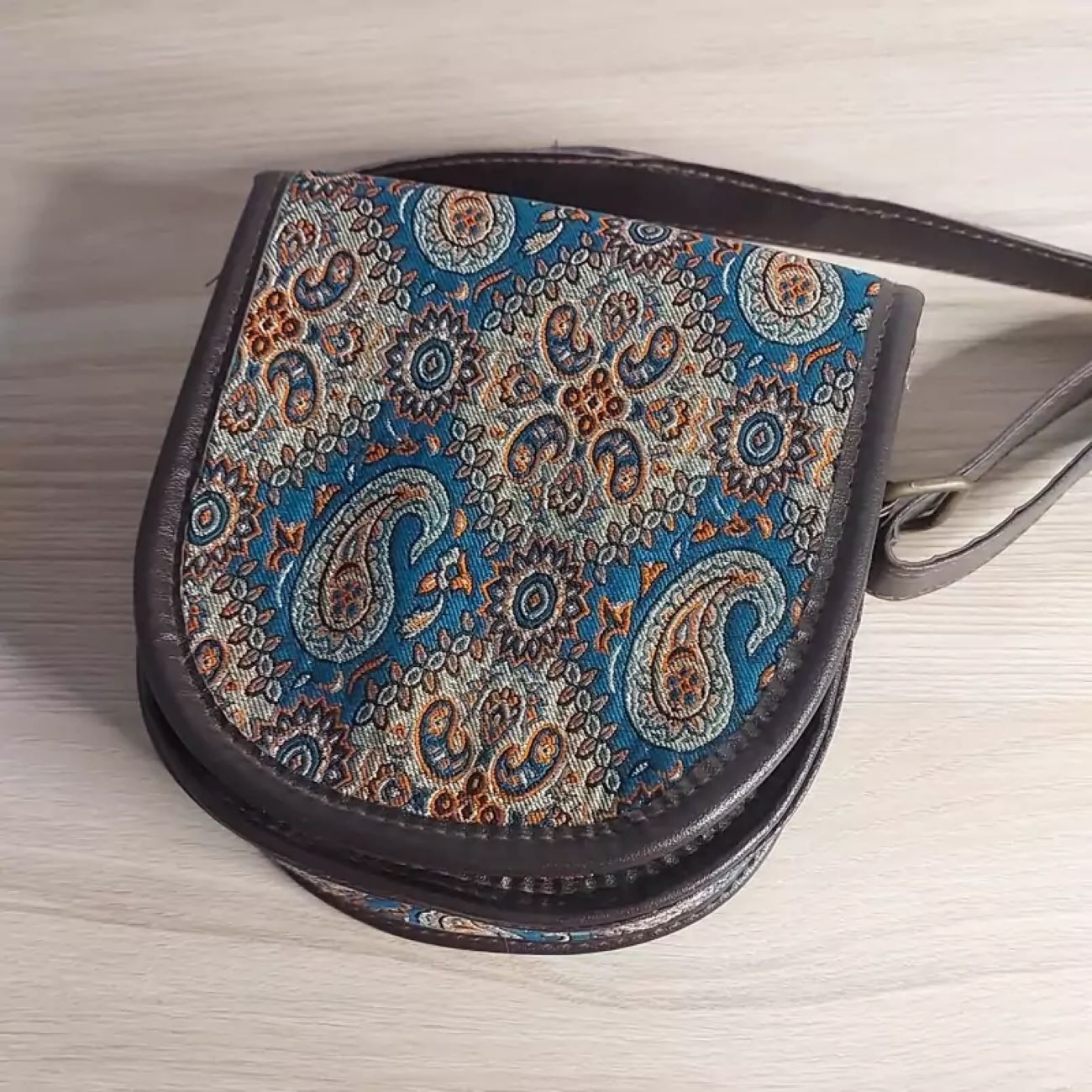 Handgefertigte Termeh Rundtasche mit traditionellen persischen Motiven