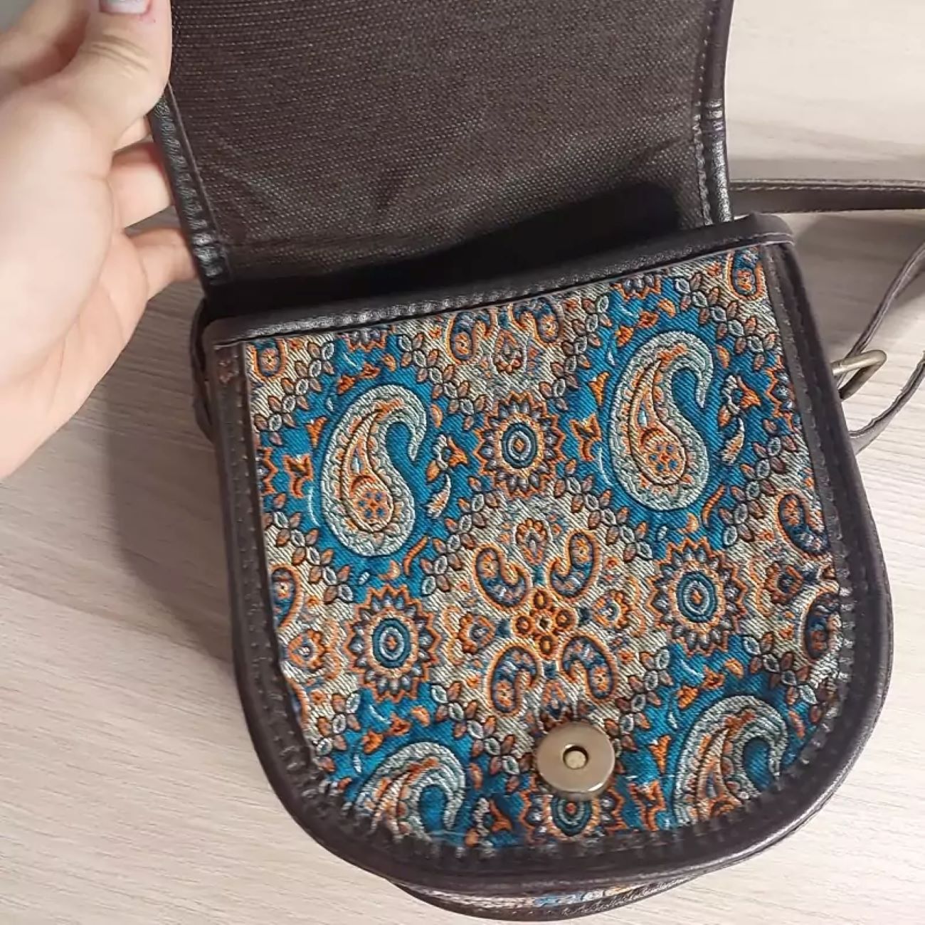 Handgefertigte Termeh Rundtasche mit traditionellen persischen Motiven