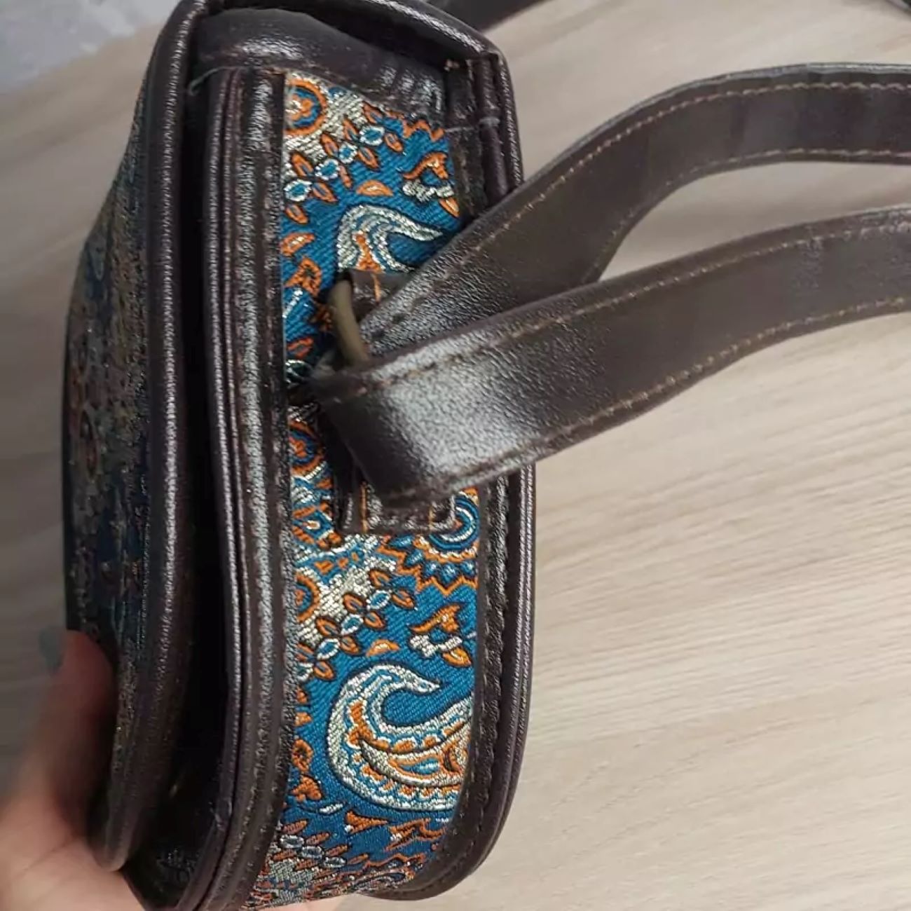 Handgefertigte Termeh Rundtasche mit traditionellen persischen Motiven