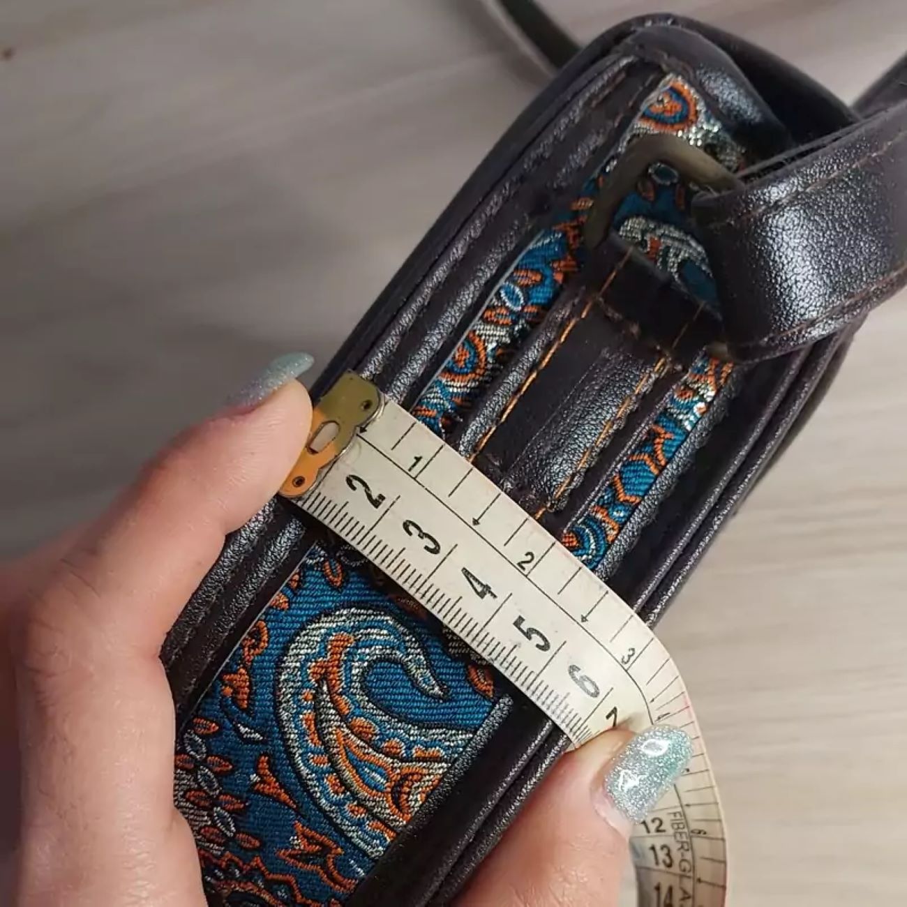 Handgefertigte Termeh Rundtasche mit traditionellen persischen Motiven