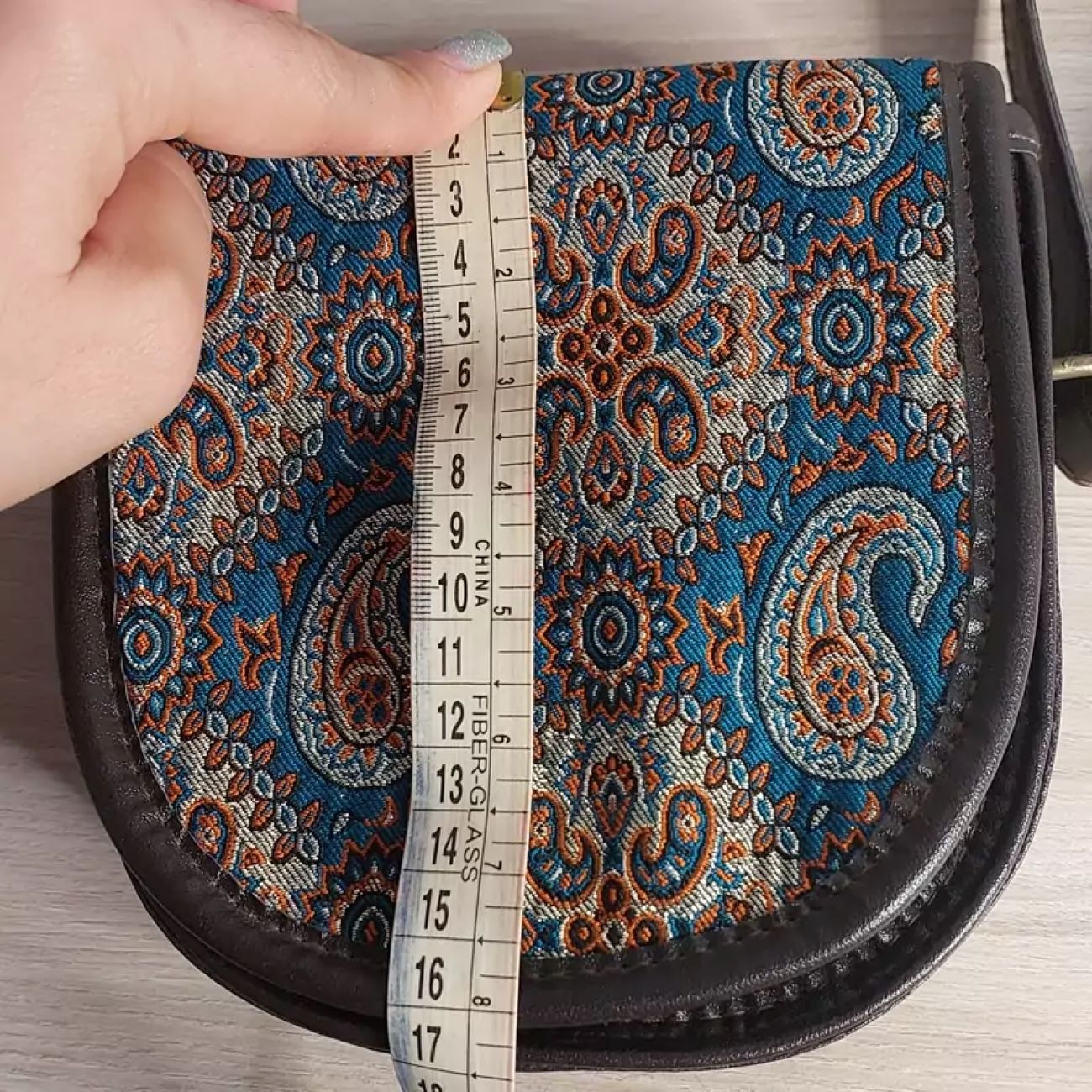 Handgefertigte Termeh Rundtasche mit traditionellen persischen Motiven