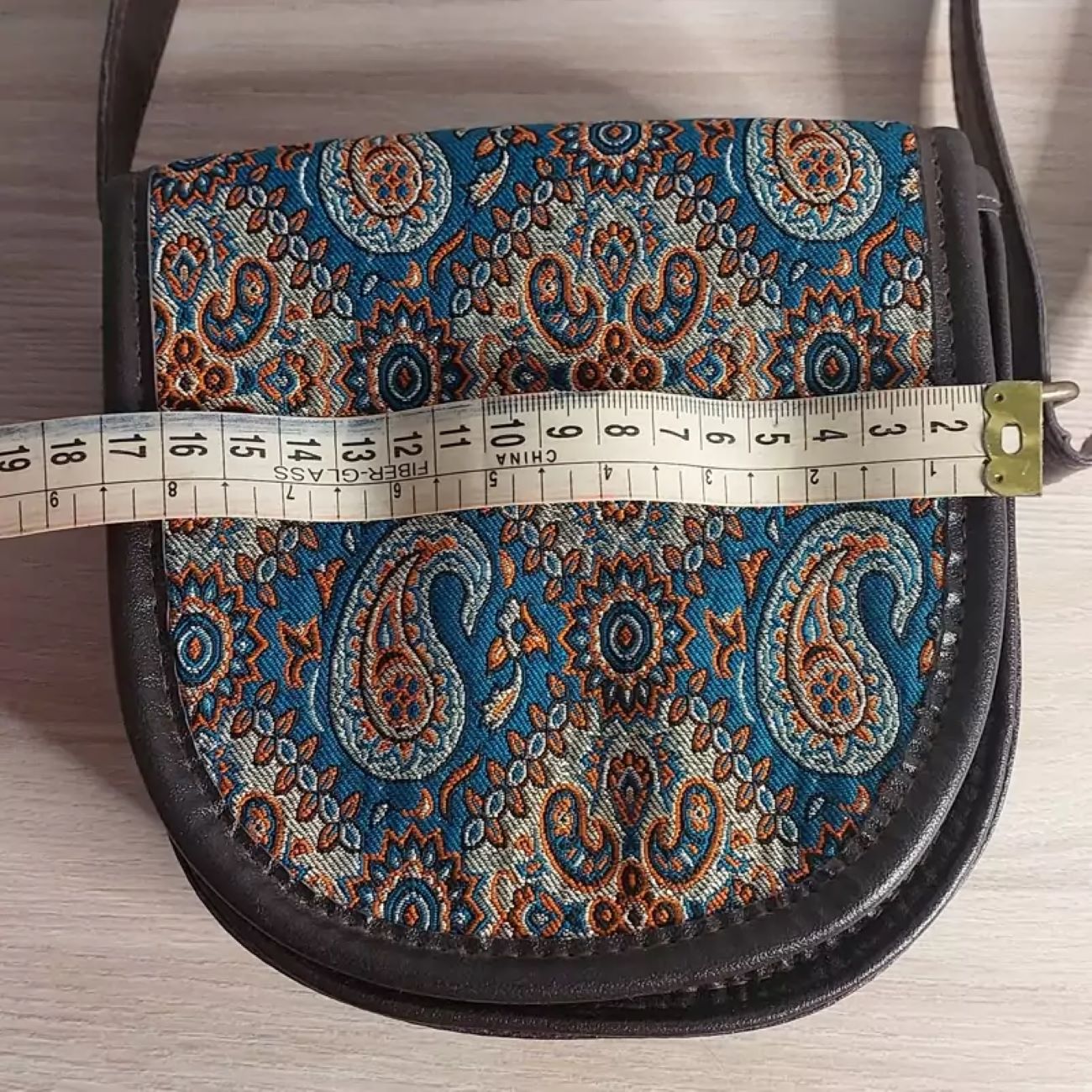 Handgefertigte Termeh Rundtasche mit traditionellen persischen Motiven