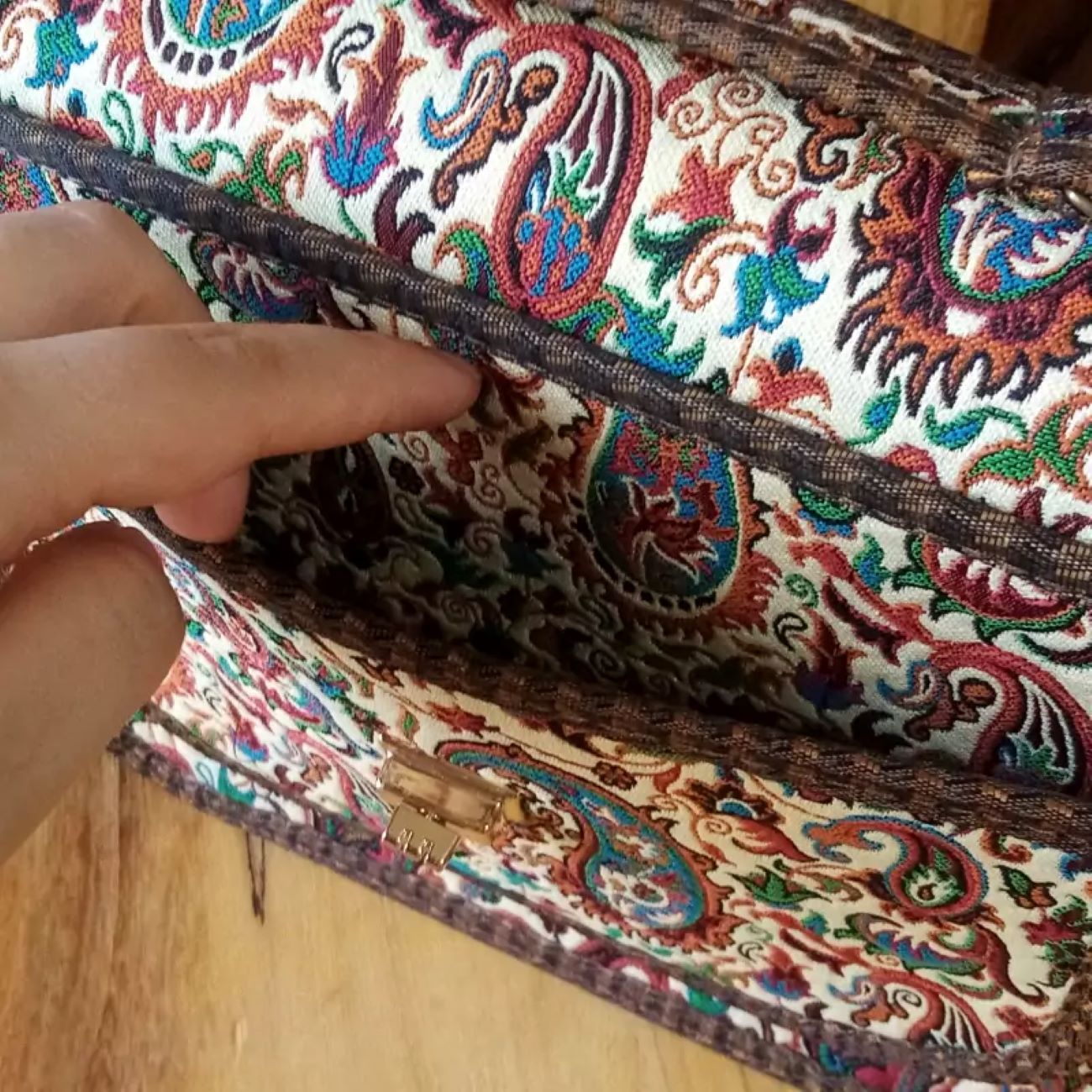 Handgefertigte Termeh-Umhängetasche mit persischen Designs