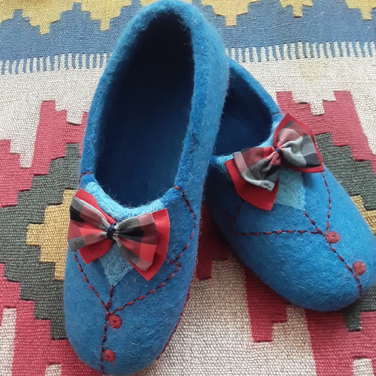 Handgefertigte blaue Wollfilzpantoffeln mit kariertem Schleifen-Design