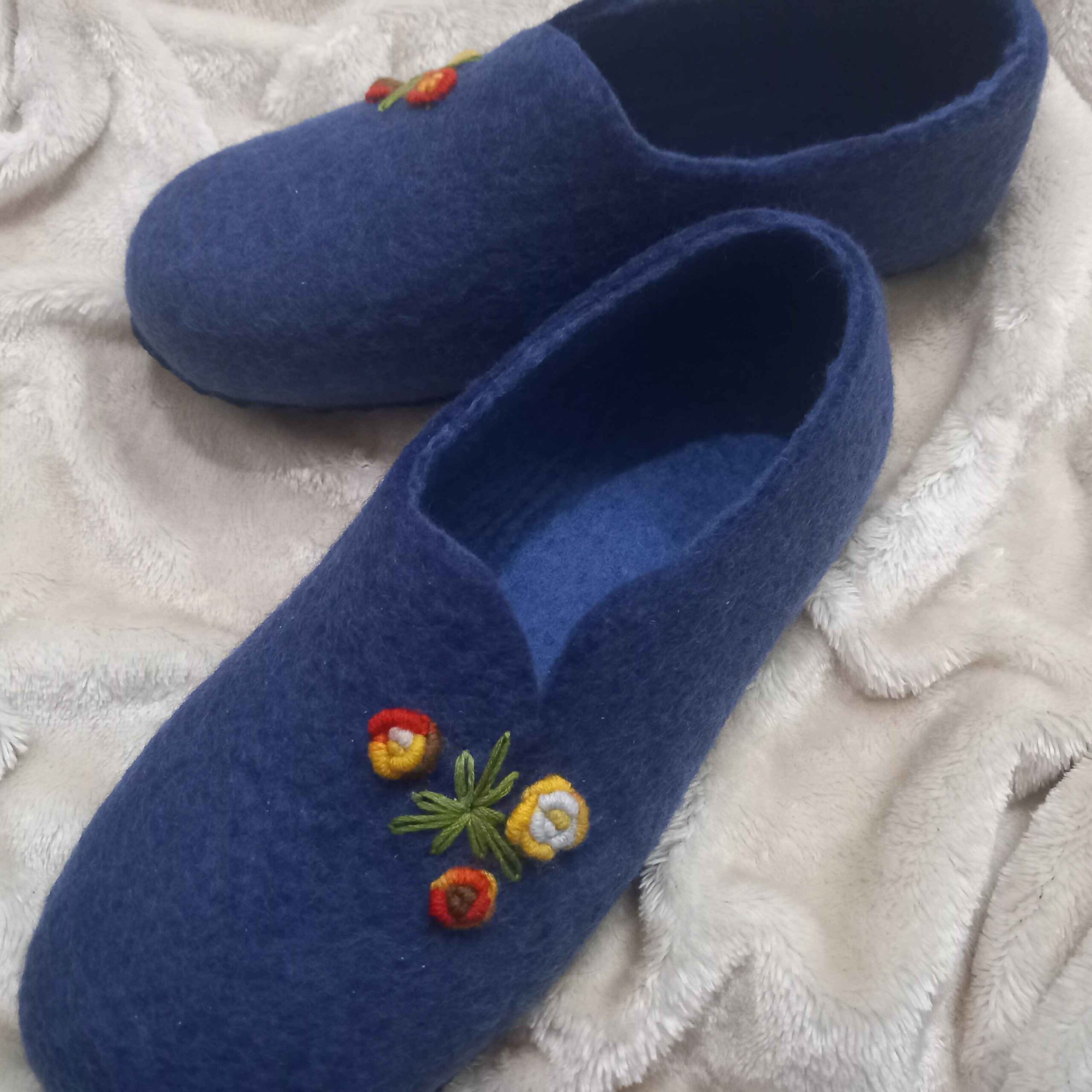 Handgefertigte marineblaue Wollfilzpantoffeln mit Blumenstickerei