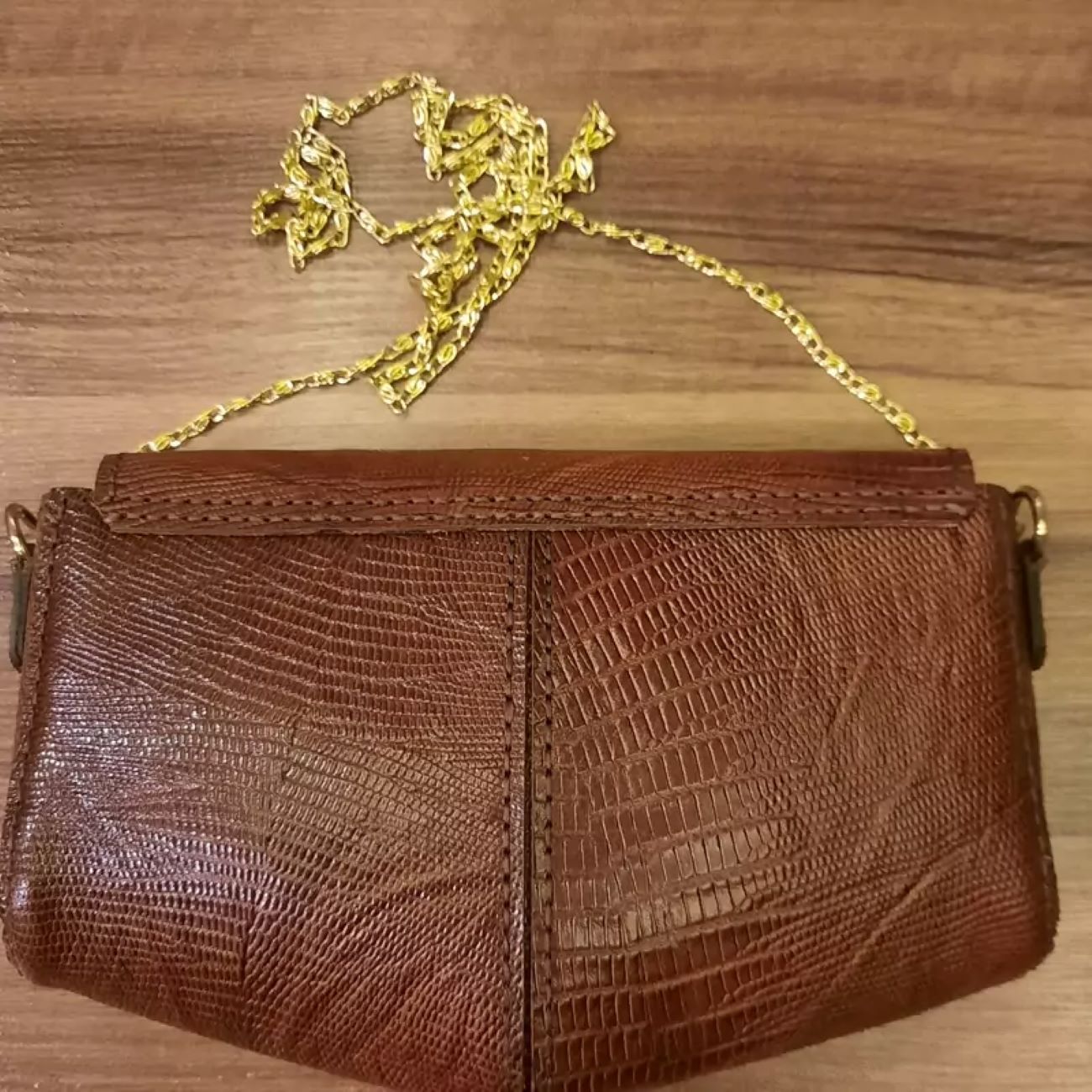 Handgefertigte Echtledertasche mit Kettenträger – Stilvoll und langlebig