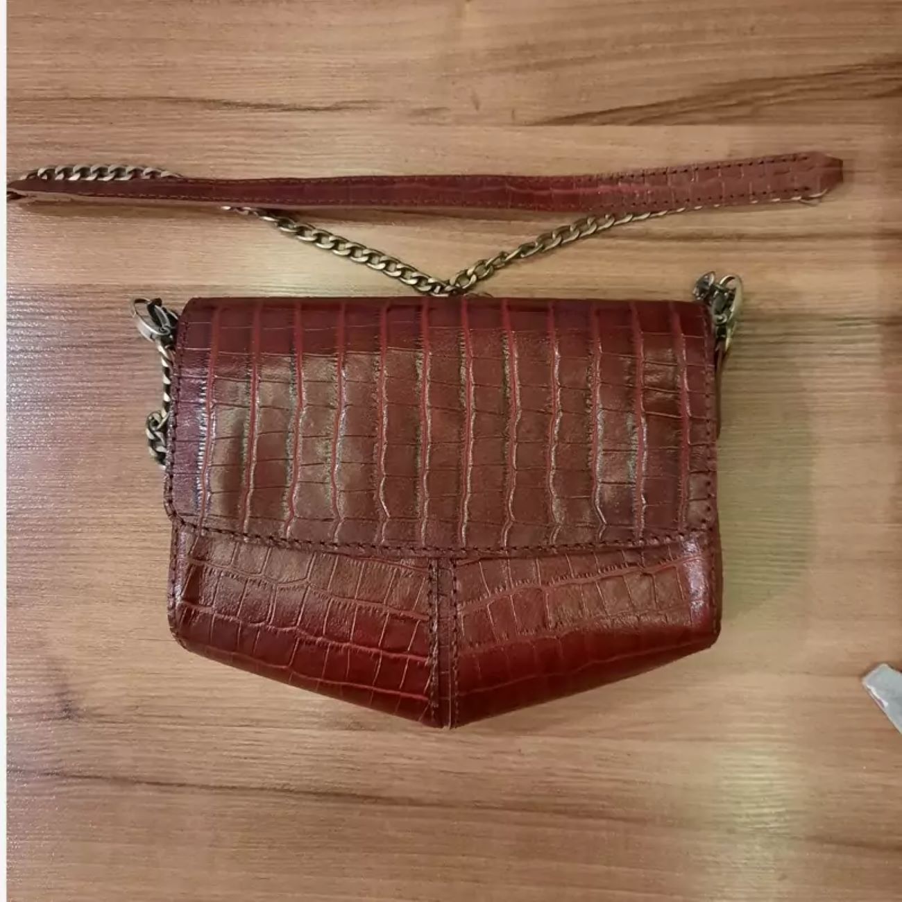 Handgefertigte Echtledertasche mit Kettenträger – Stilvoll und langlebig