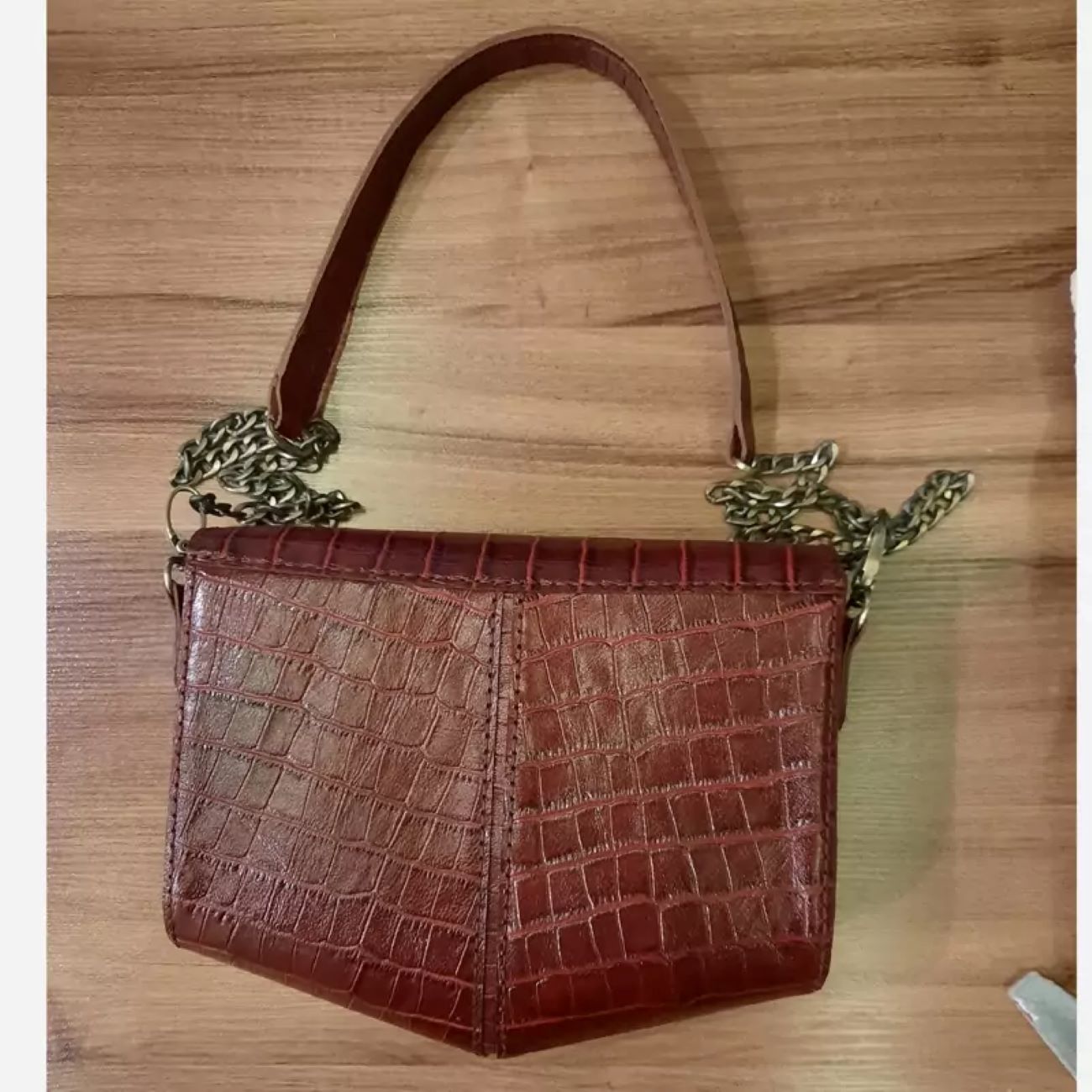 Handgefertigte Echtledertasche mit Kettenträger – Stilvoll und langlebig