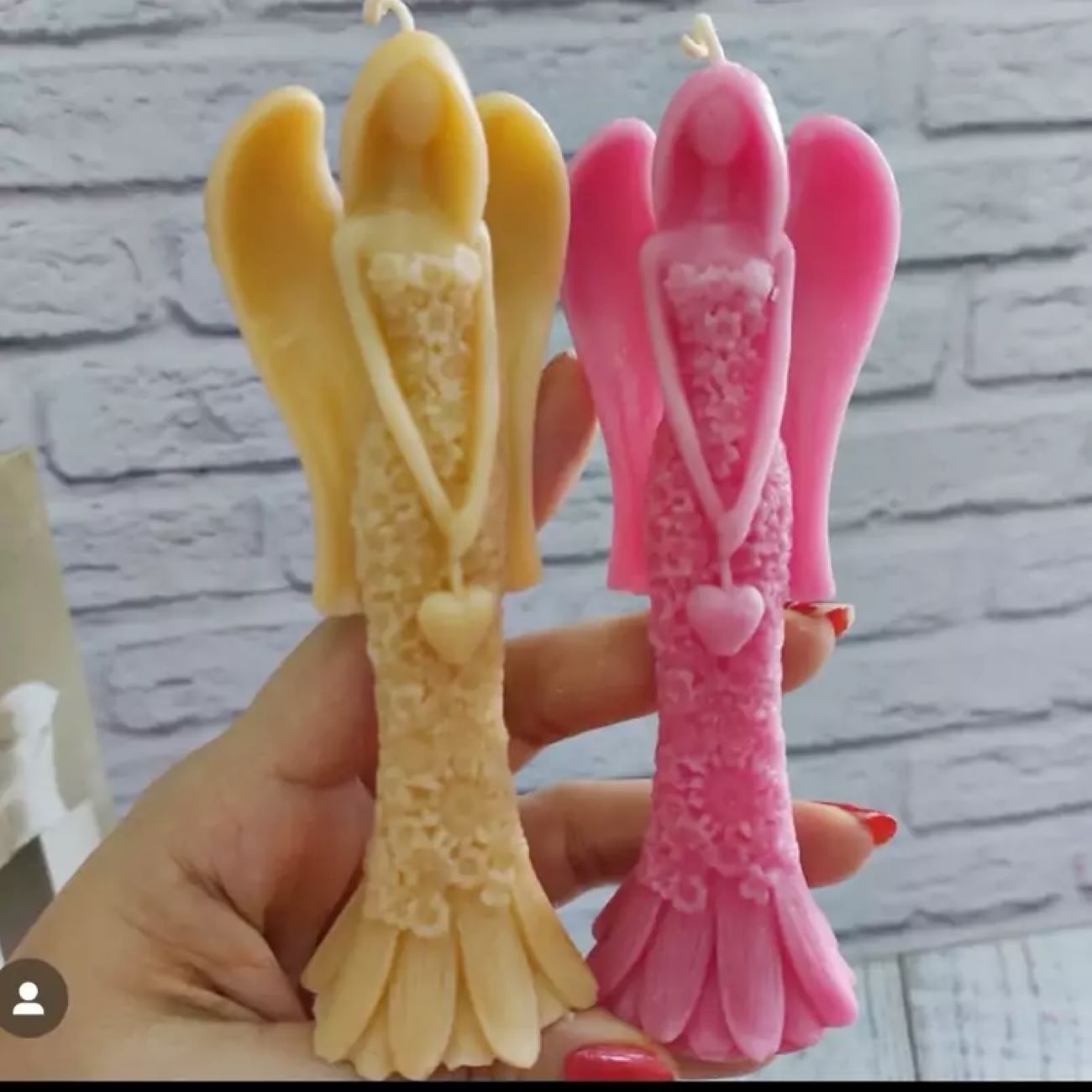 Minimalistische Keramikvase für eine Blume, ideal als Wohnaccessoire