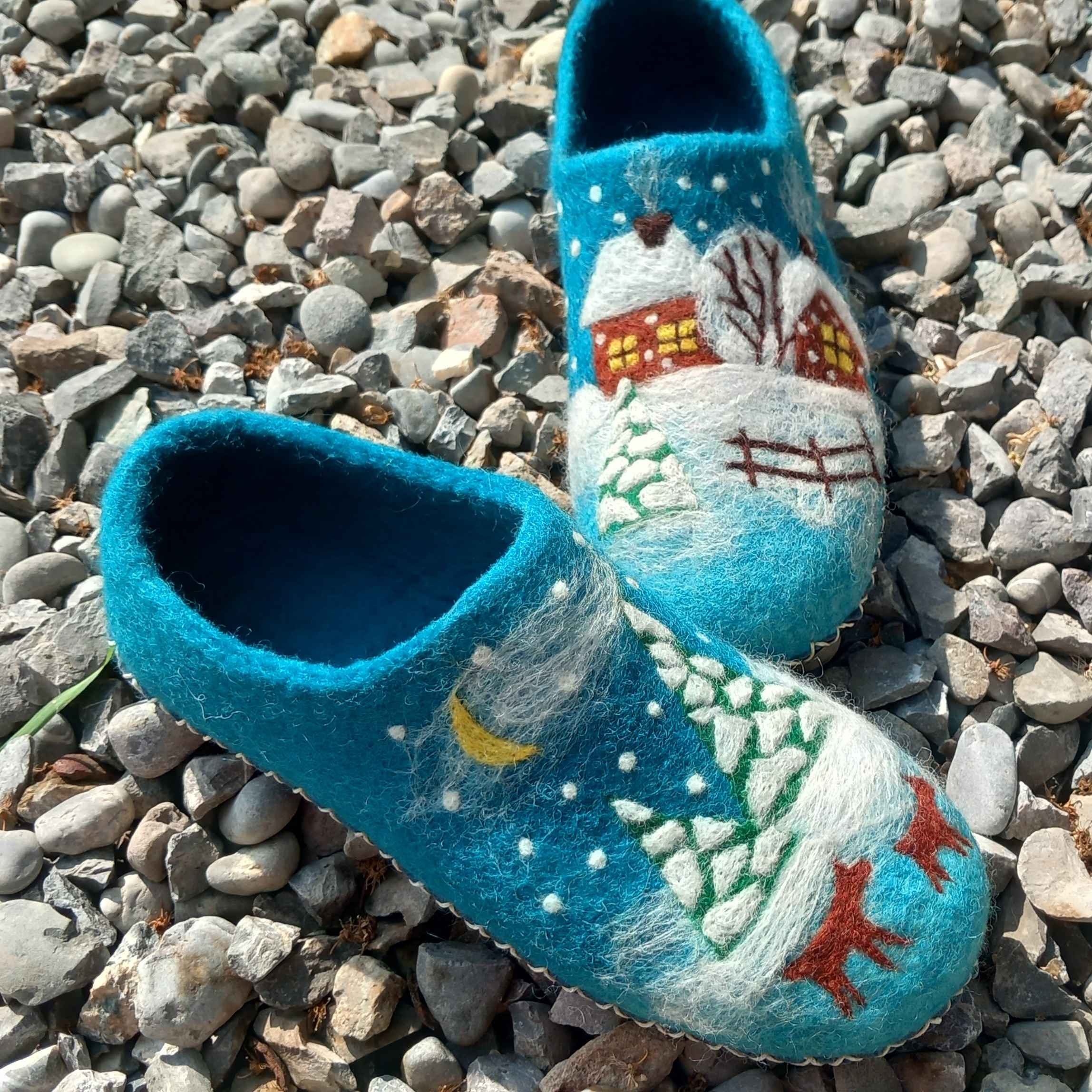 Handgefertigte Teal-Wollfilzpantoffeln mit winterlichem Schneemuster