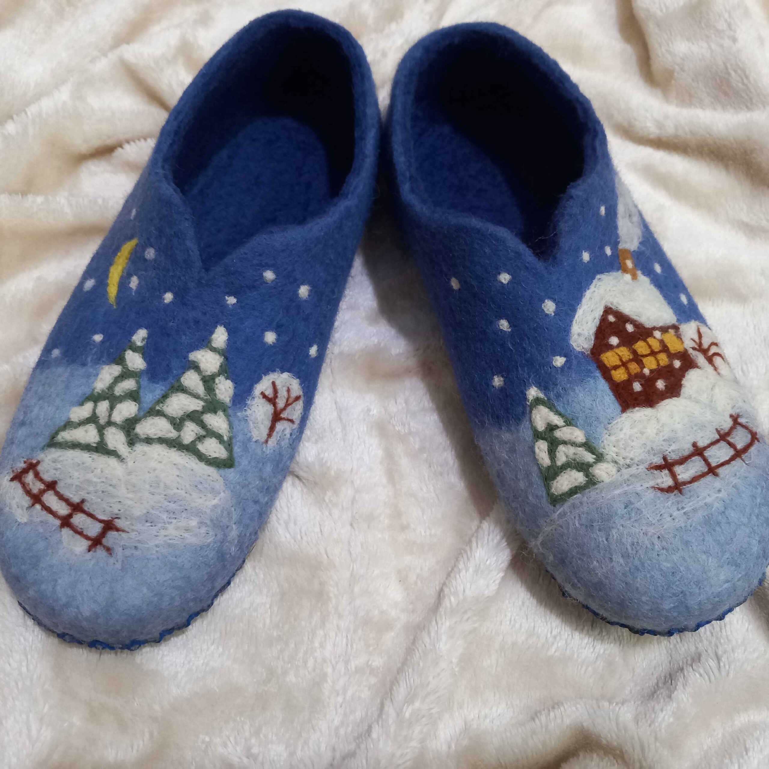 Handgefertigte Filzpantoffeln in Teal mit filigranem Wintermotiv
