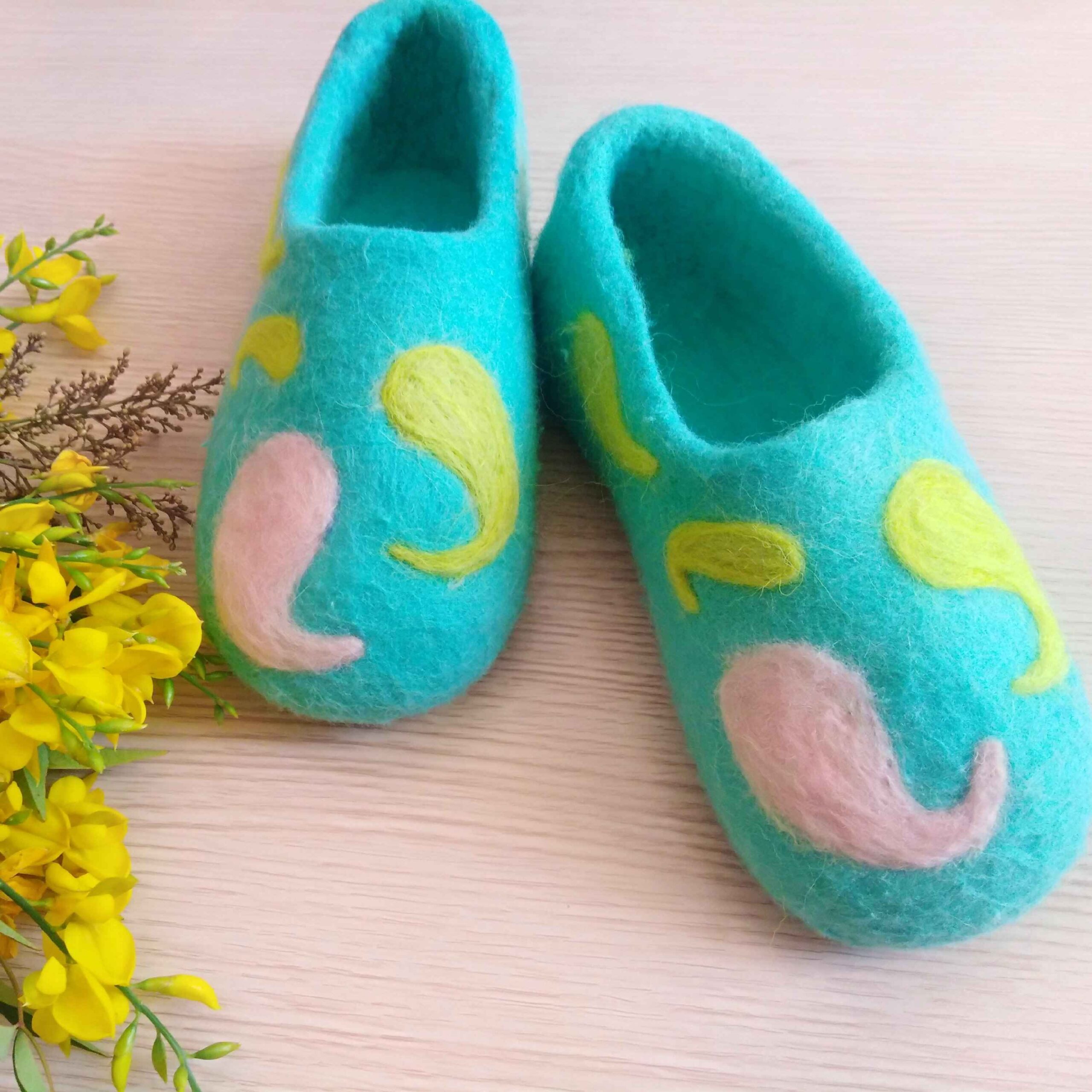 Türkise Filzpantoffeln aus Wolle mit markantem Paisley-Muster