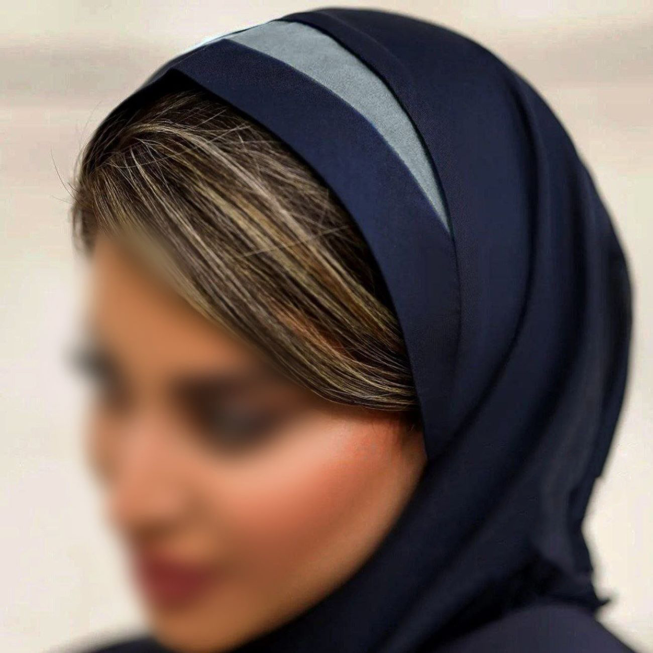 Kopftuch mit buntem Stirnband aus Tetron-Stoff, ideal für den Alltag