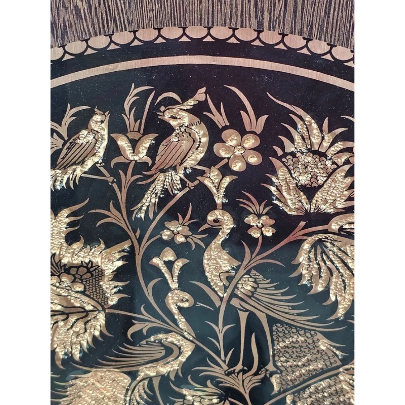 Filigranes Vogel- und Blumenmotiv in graviertem Messingrahmen