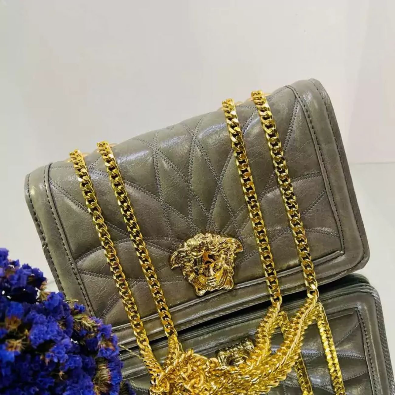 Luxuriöse Handtasche aus Kunstleder mit auffälligem Kettenträger