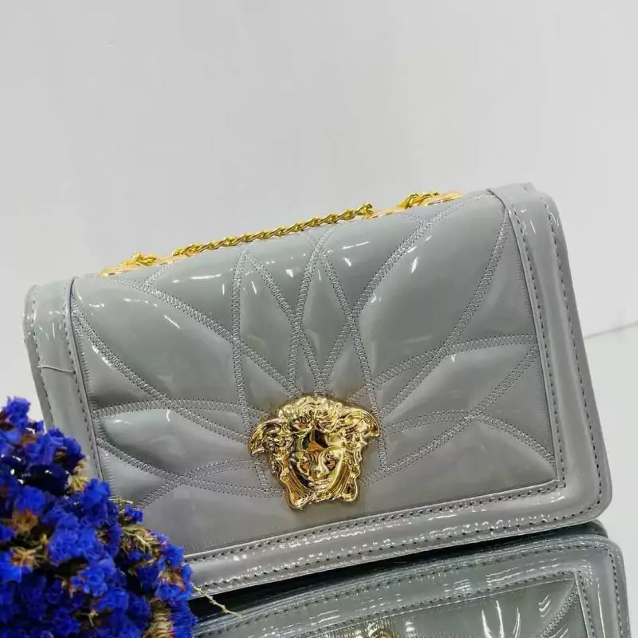 Luxuriöse Handtasche aus Kunstleder mit auffälligem Kettenträger