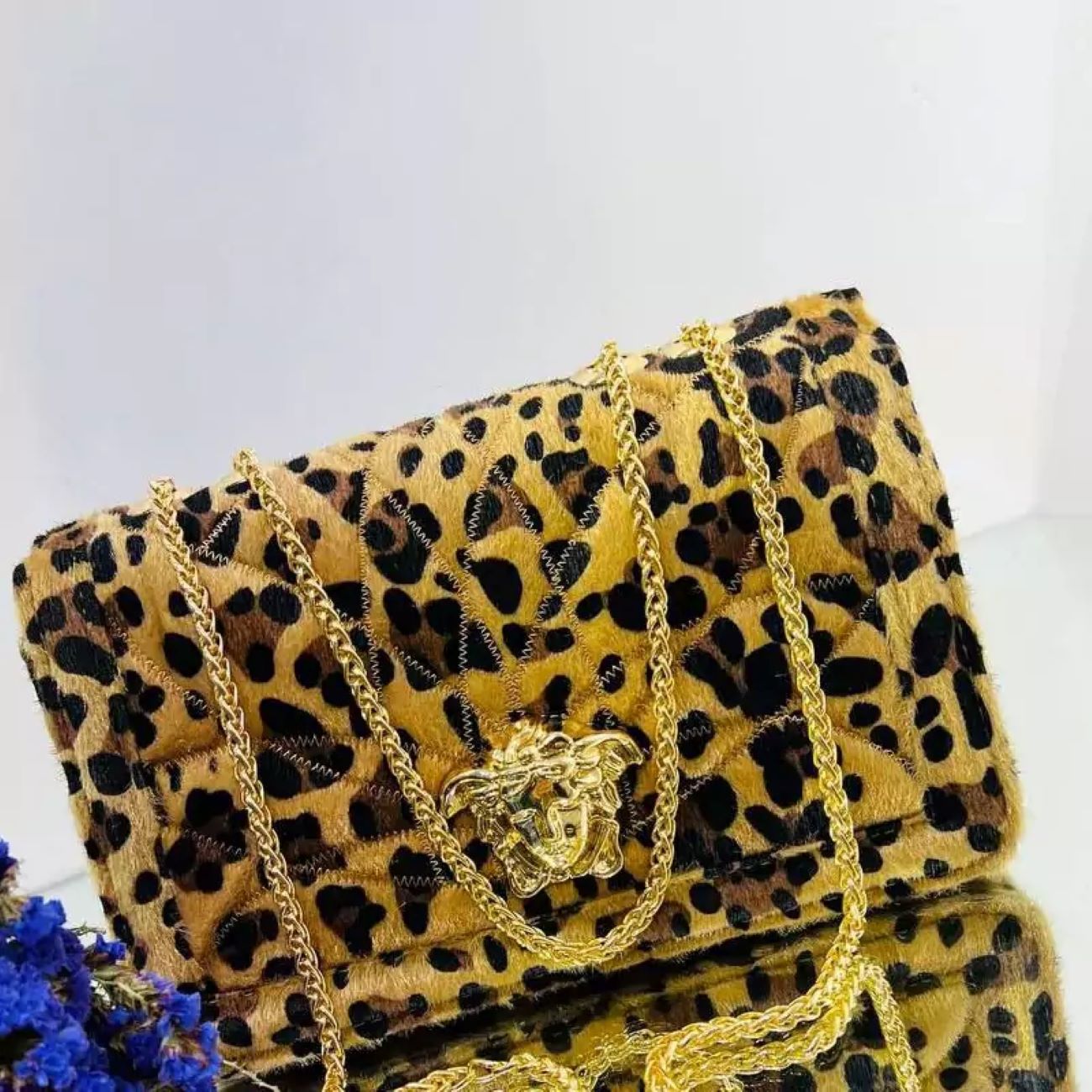 Luxuriöse Handtasche aus Kunstleder mit auffälligem Kettenträger