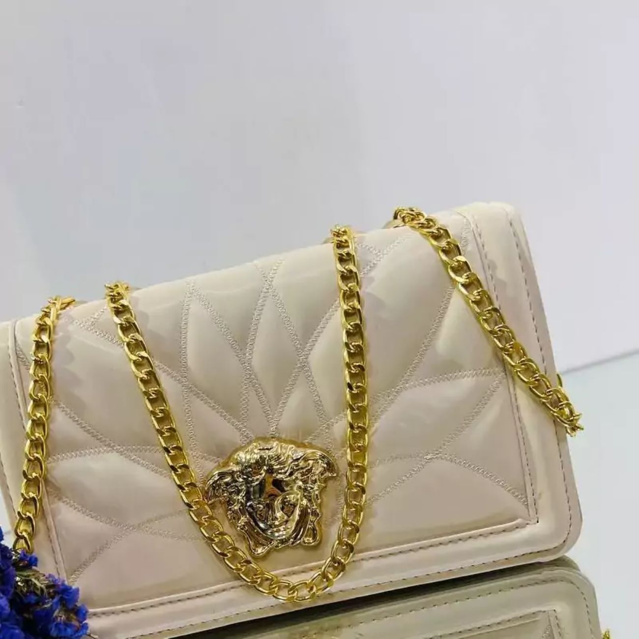 Luxuriöse Handtasche aus Kunstleder mit auffälligem Kettenträger