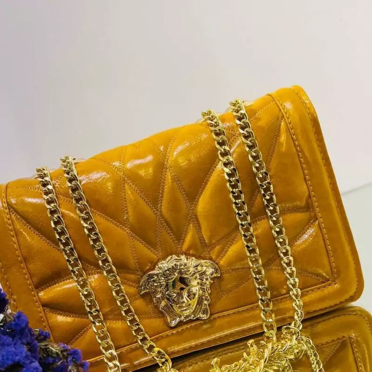 Luxuriöse Handtasche aus Kunstleder mit auffälligem Kettenträger