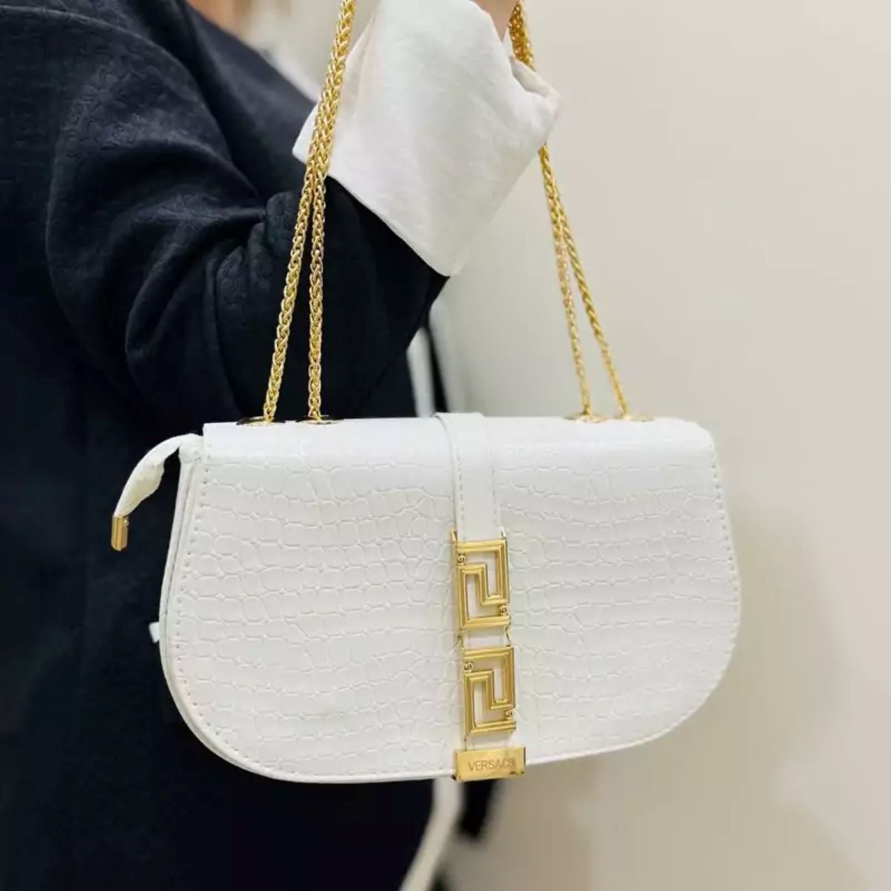 Moderne Kunstledertasche mit edlem Kettenträger