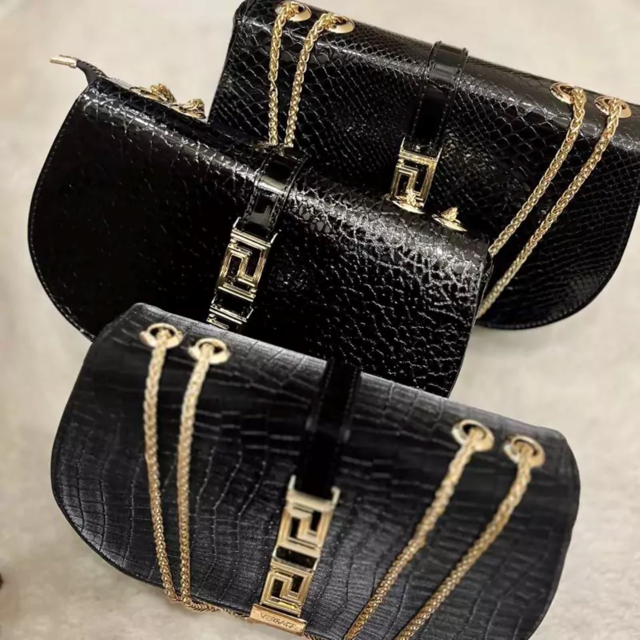 Moderne Kunstledertasche mit edlem Kettenträger