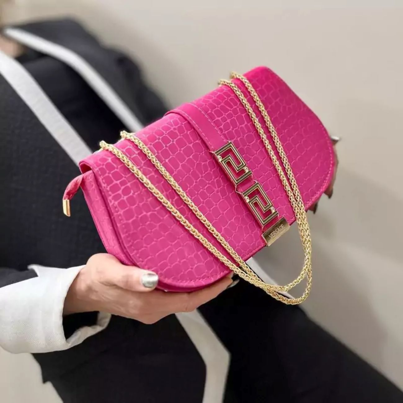 Moderne Kunstledertasche mit edlem Kettenträger