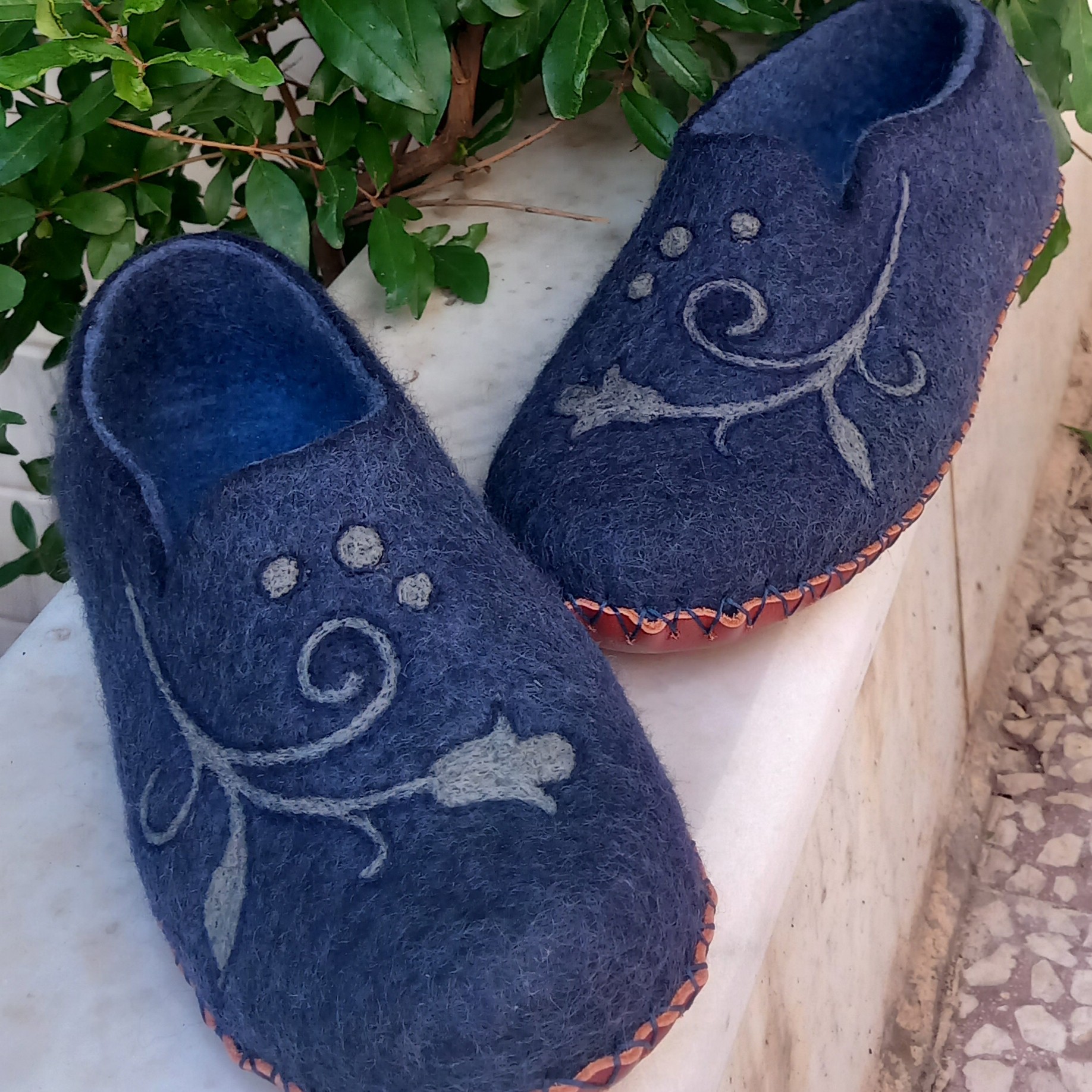 Marineblaue Filzpantoffeln aus Wolle mit handgearbeitetem Blumenrankenmuster
