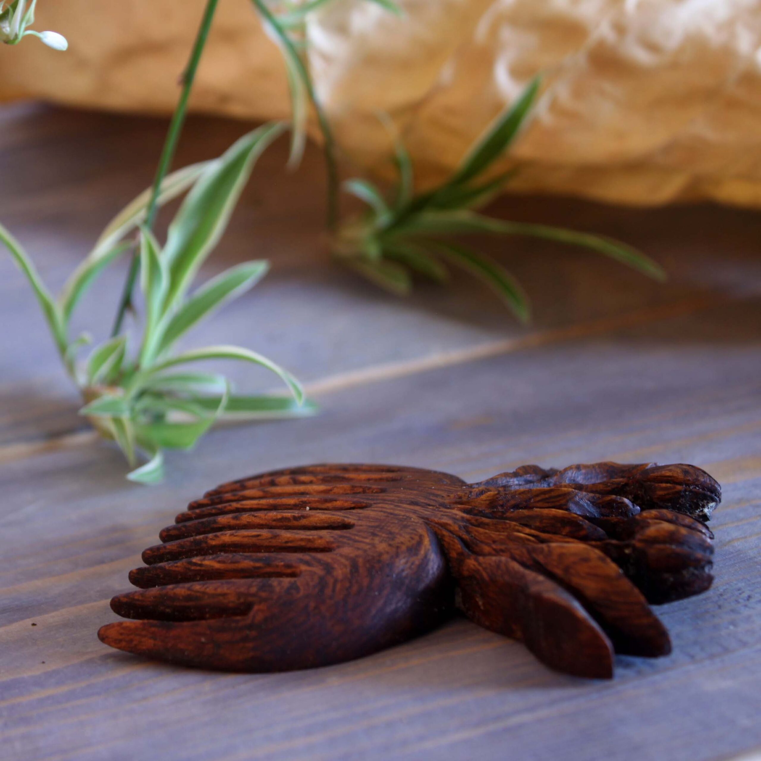 Rustikaler, handgeschnitzter Holzkamm mit Tulpenmuster – Für den Alltag