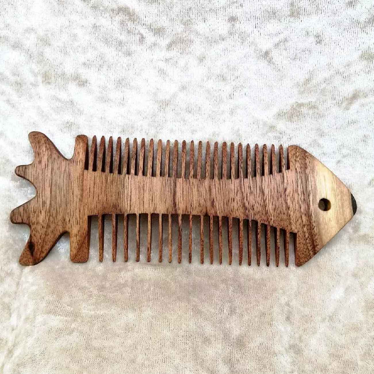 Rustikaler, handgeschnitzter Holzkamm mit Fischmuster – Ein Meisterwerk für den Alltag