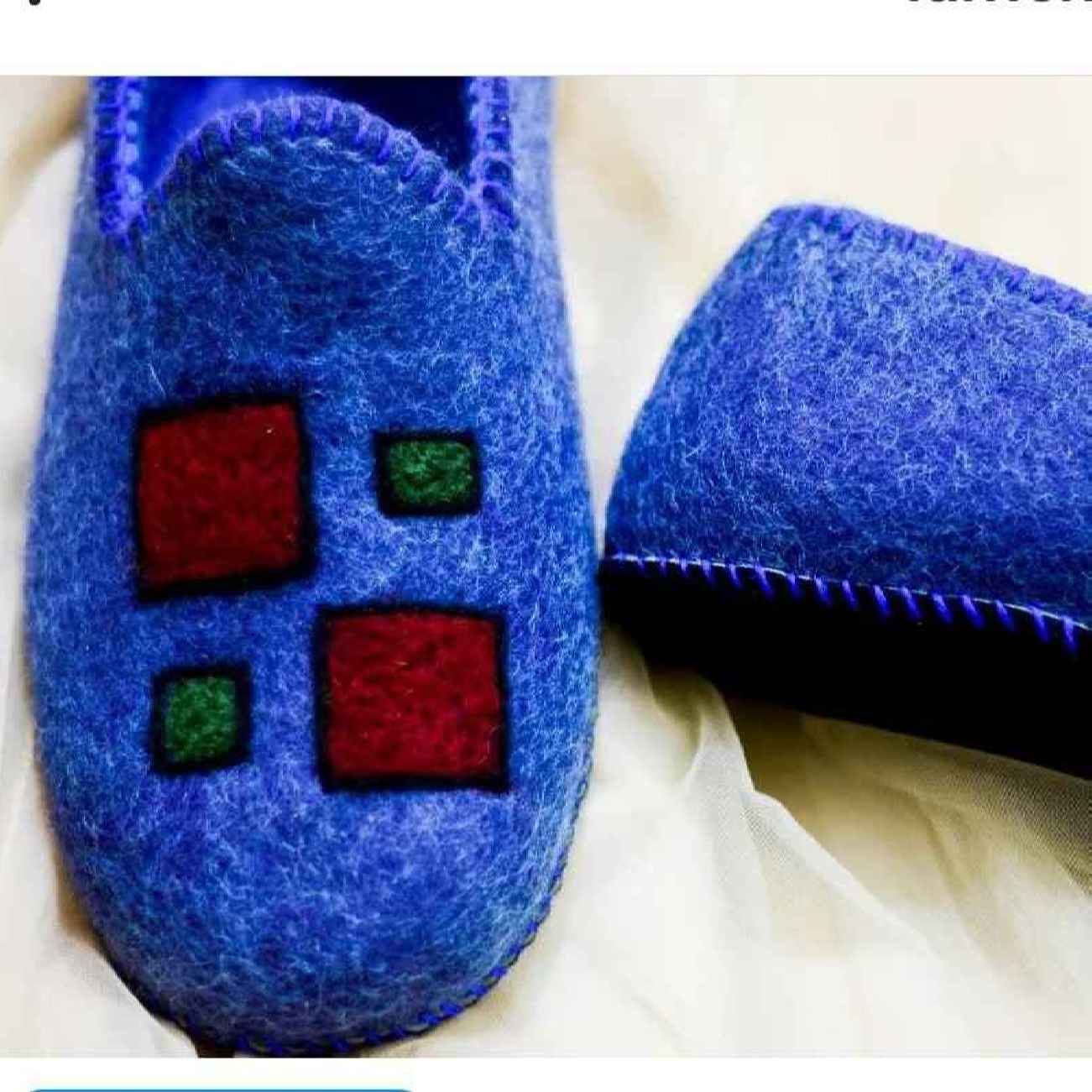 Blaue Wollfilzpantoffeln mit Quadratmuster