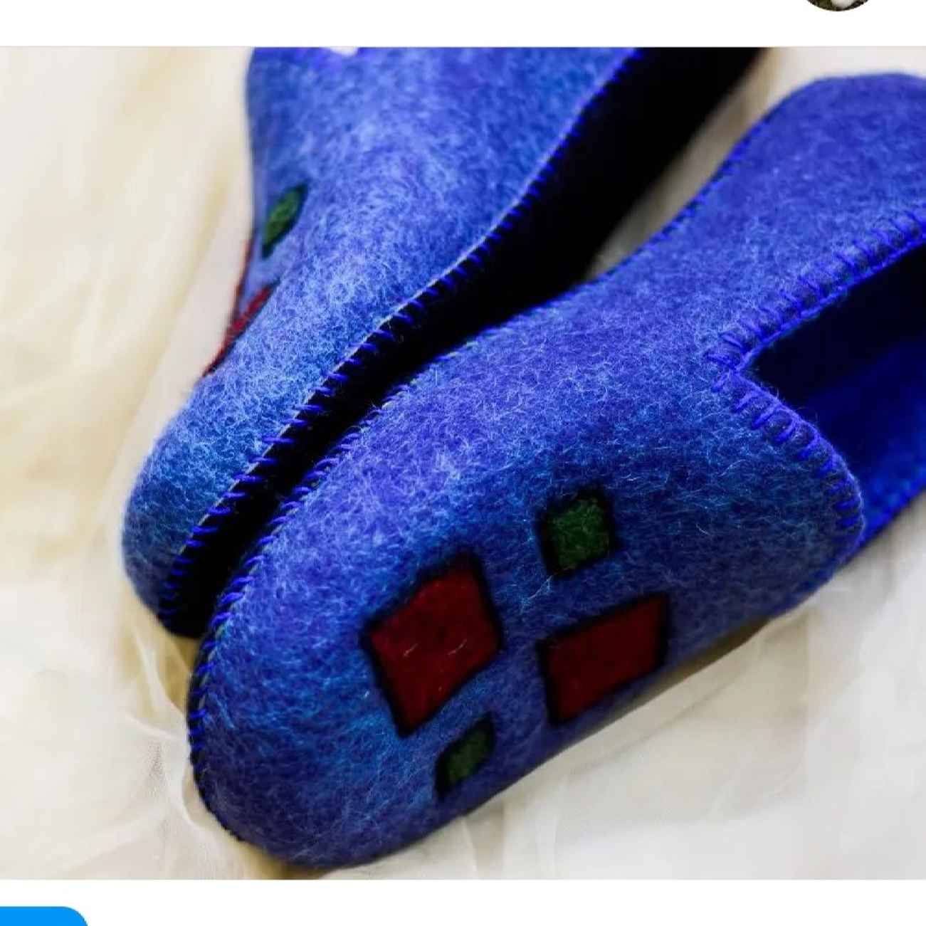 Blaue Wollfilzpantoffeln mit Quadratmuster
