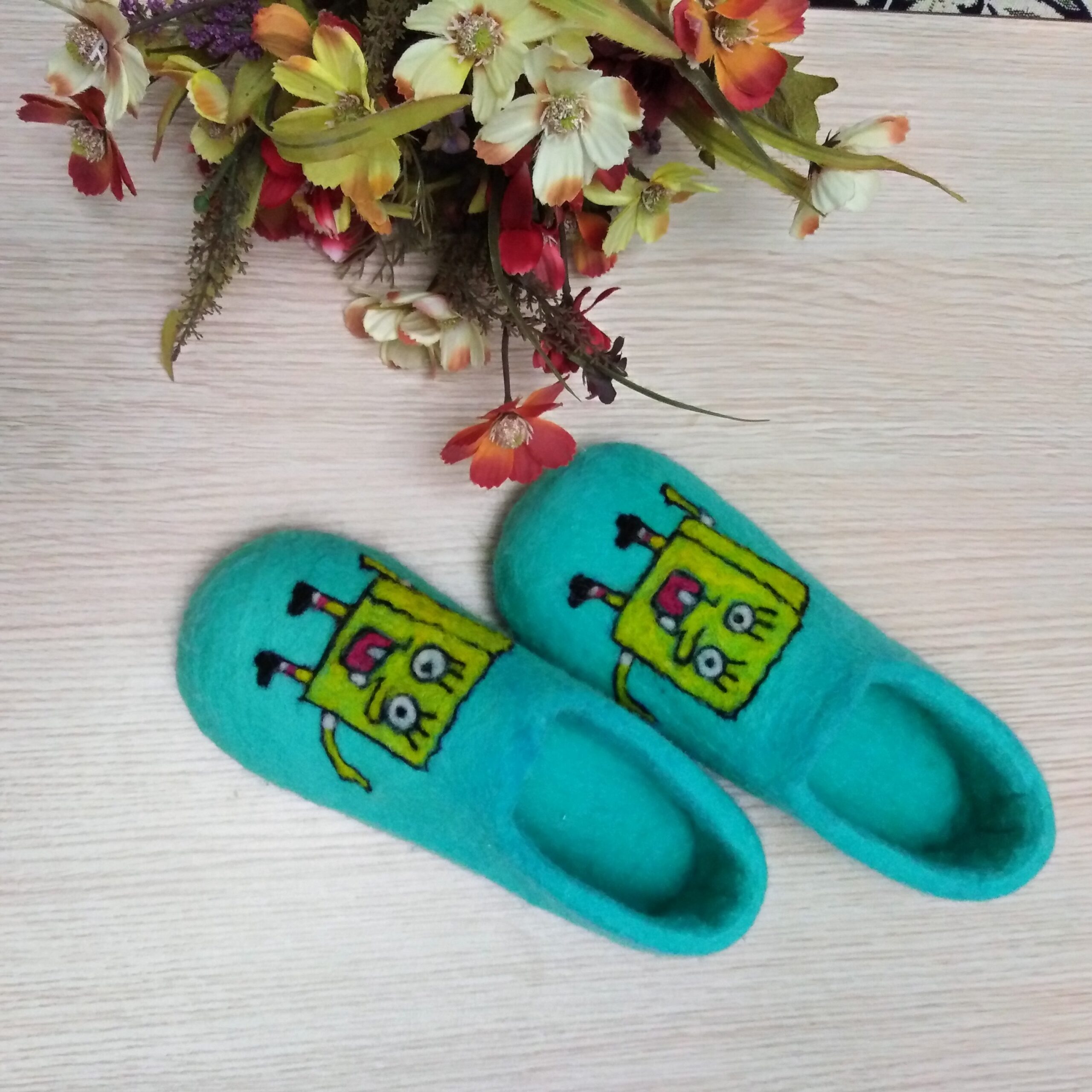 Wollfilzpantoffeln mit handgearbeitetem Schwammkopf-Muster