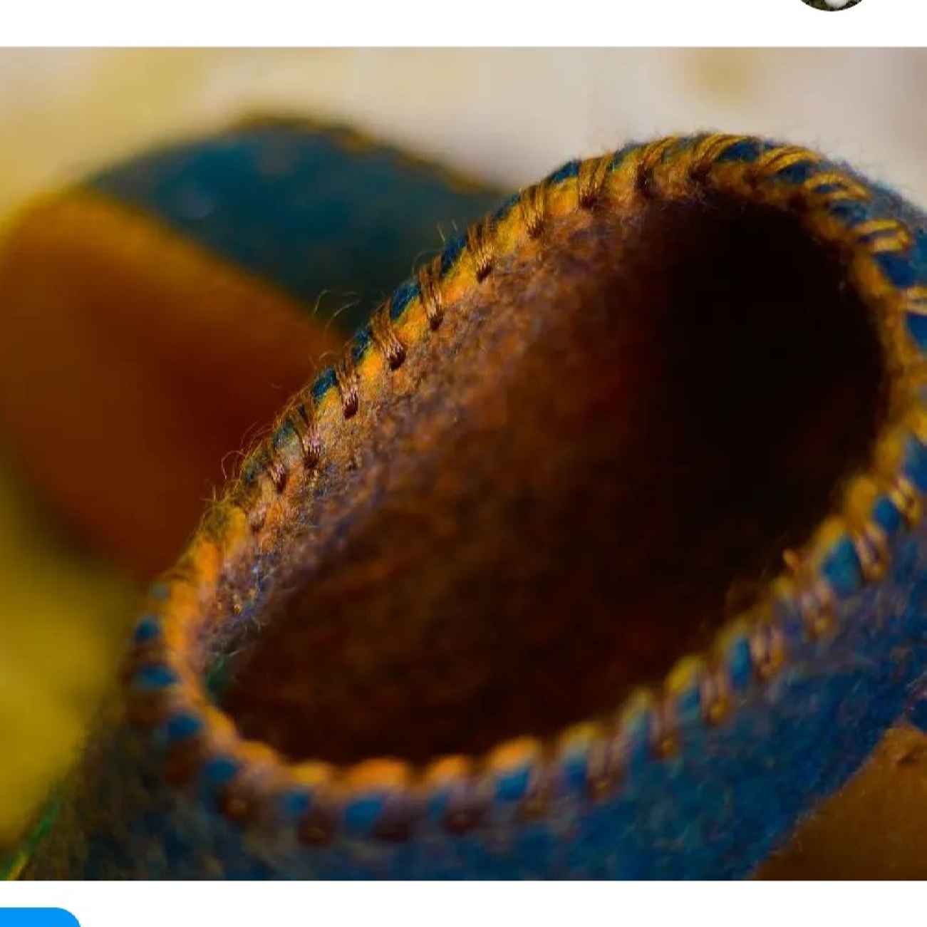 Einzigartige handgemachte Wollfilzpantoffeln mit geschwungenem Design