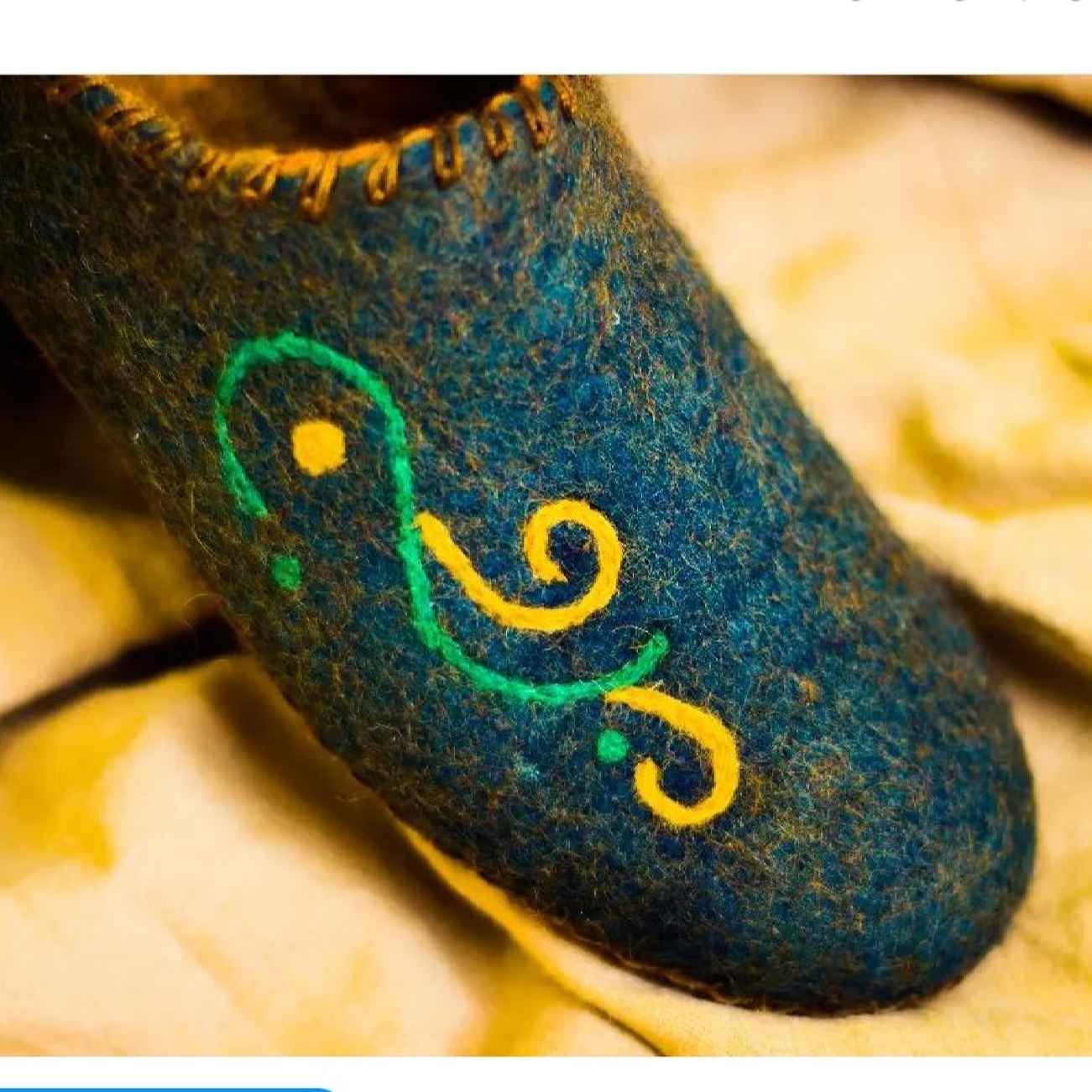 Einzigartige handgemachte Wollfilzpantoffeln mit geschwungenem Design