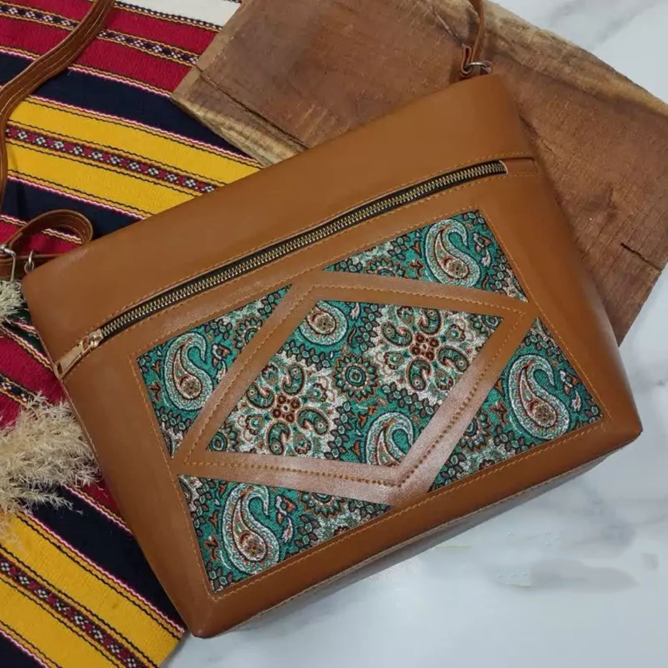 Bestickte Ethno-Samt-Clutch-Handtasche mit Baluchi-Design – Grün