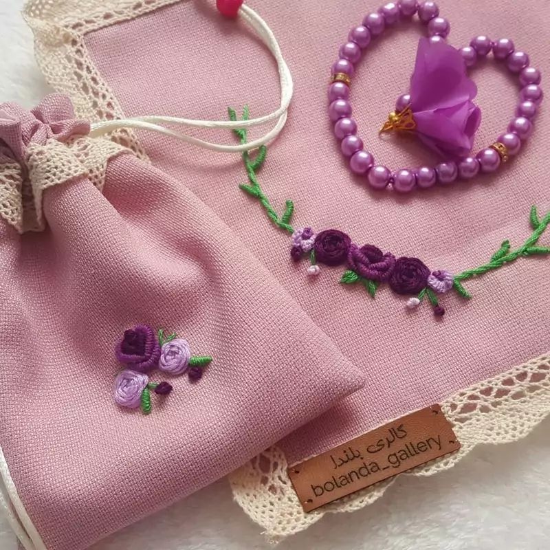 Besticktes Gebetsteppich-Set mit Turbah und Gebetsperlen