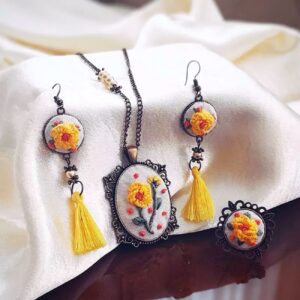 Bohemian-inspiriertes besticktes Ring-, Ohrring- und Halsketten-Set