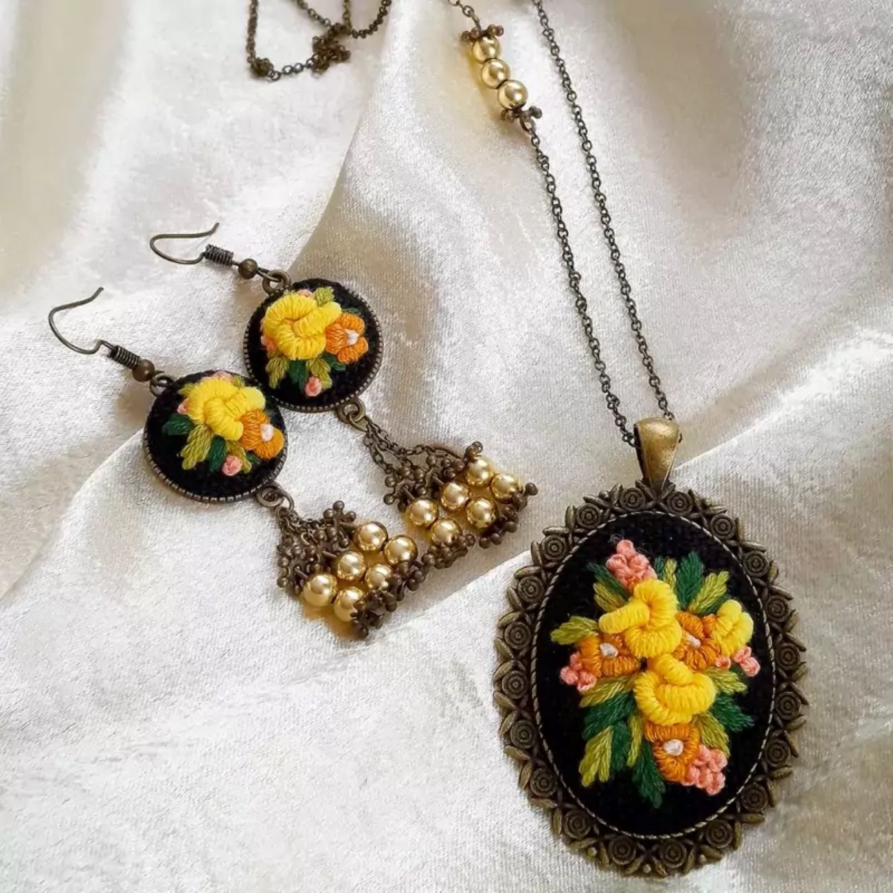 Besticktes Schmuckset mit kostenlosen Haarklammern im Gelb-Blumen-Design