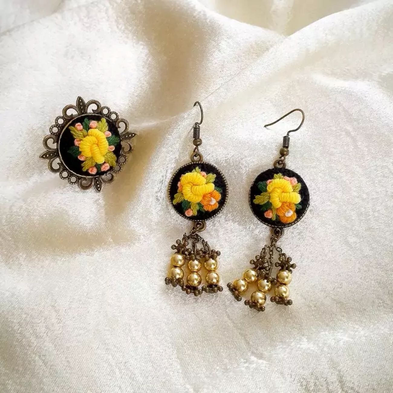 Besticktes Schmuckset mit kostenlosen Haarklammern im Gelb-Blumen-Design