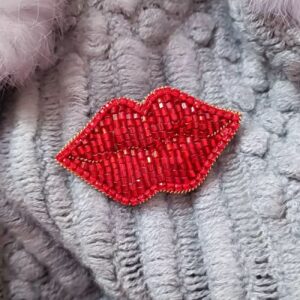 Handbestickte Juwelen-Brosche, elegantes Lippen-Design