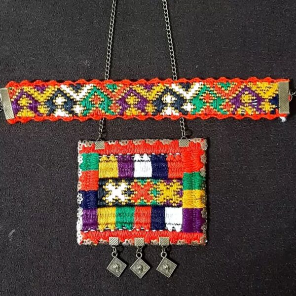 Handgefertigtes besticktes Schmuckset – Armband und Halskette