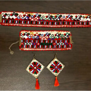 Handgefertigtes besticktes Schmuckset mit Spiegelarbeit