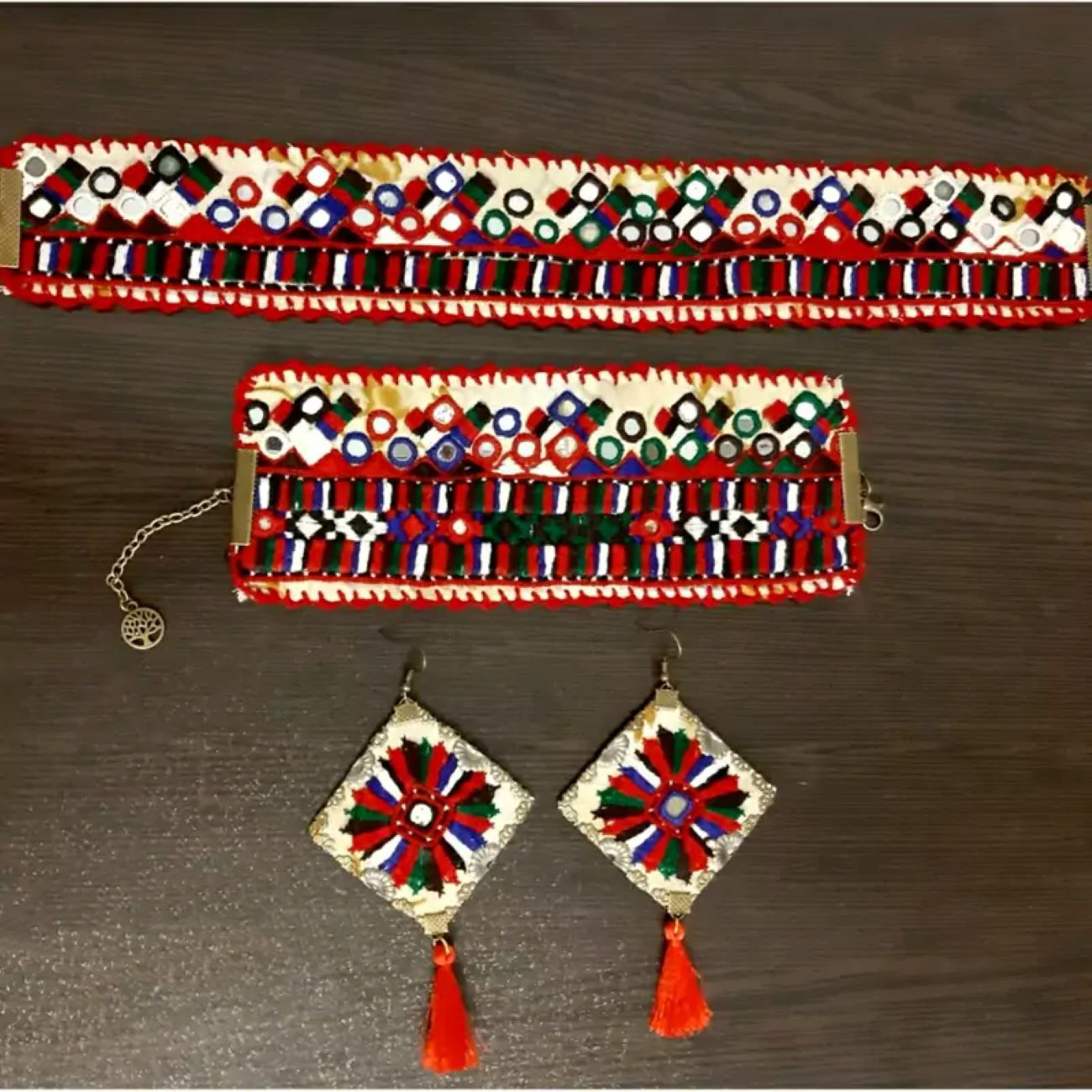 Handgefertigtes besticktes Schmuckset mit Spiegelarbeit