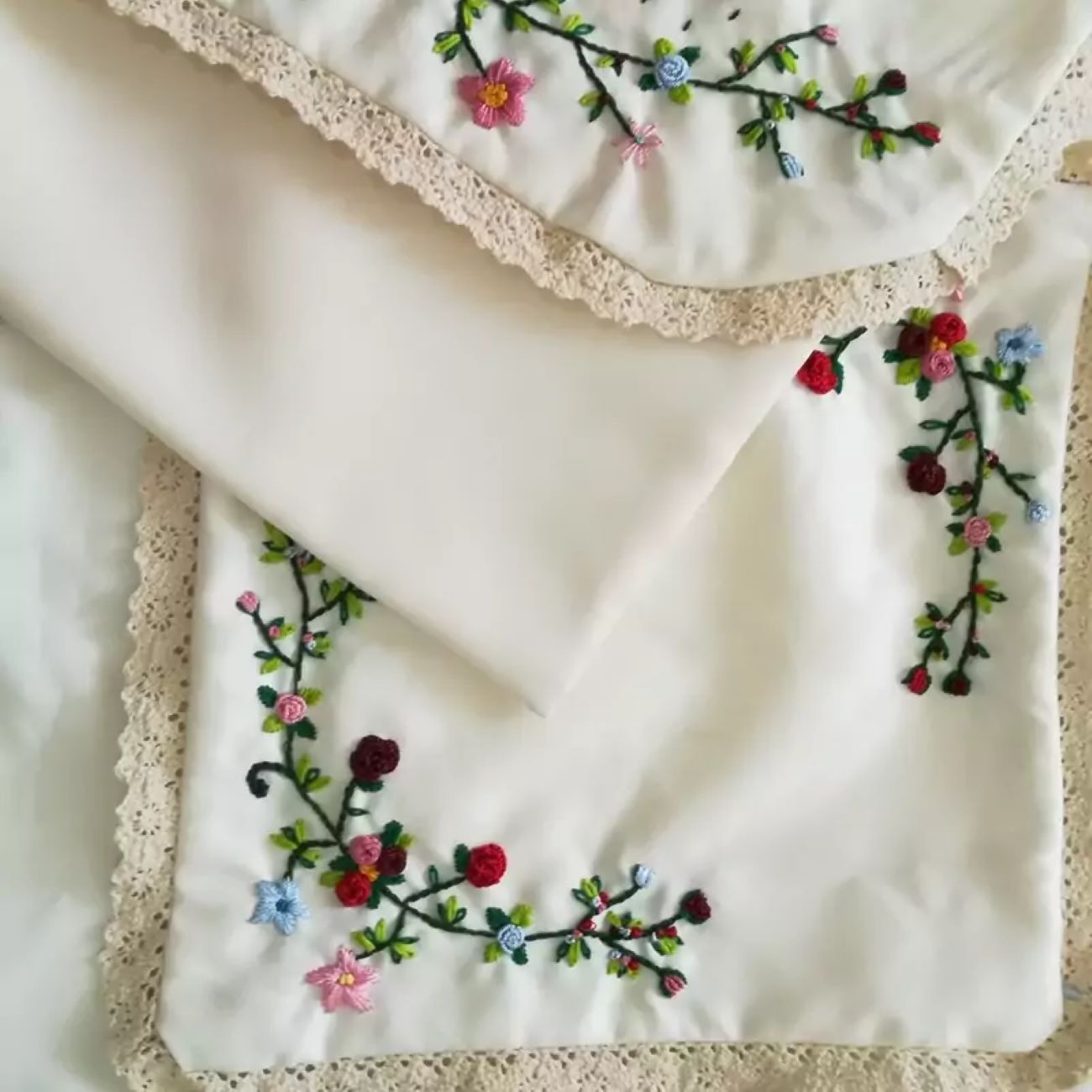 Islamische Gebetsmatte Samt-Sajadah mit Blumen- und Schmetterlingsmuster