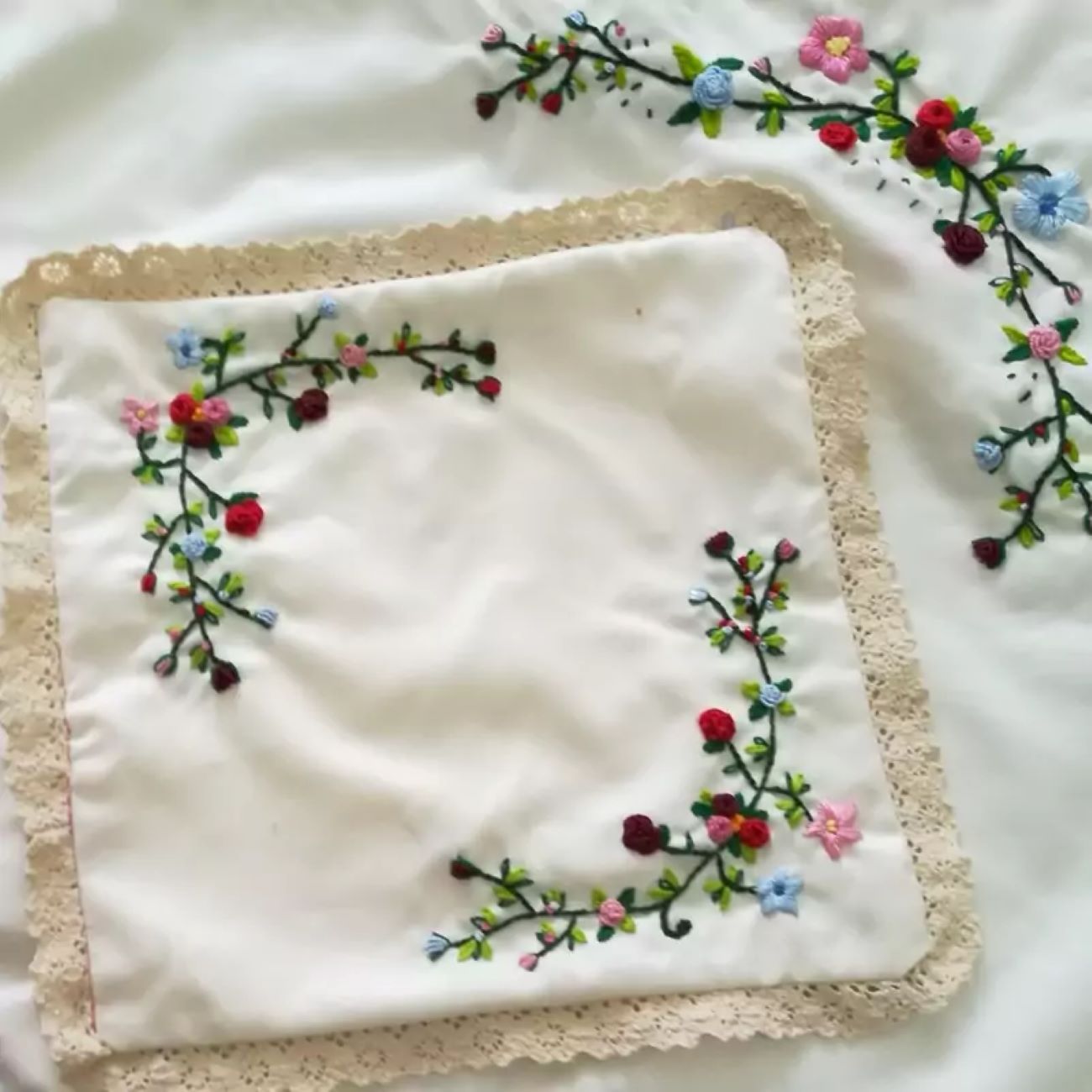 Bestickter Gebetsteppich mit Koran-Tasche