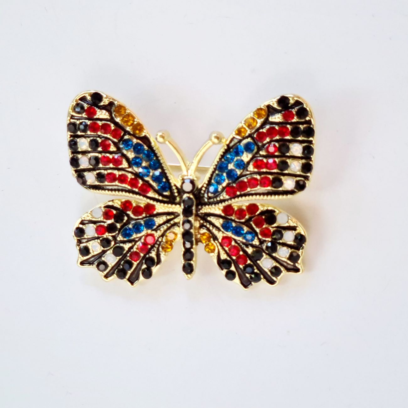 Moderne Brosche – Schmetterling mit buntem Edelstein-Design